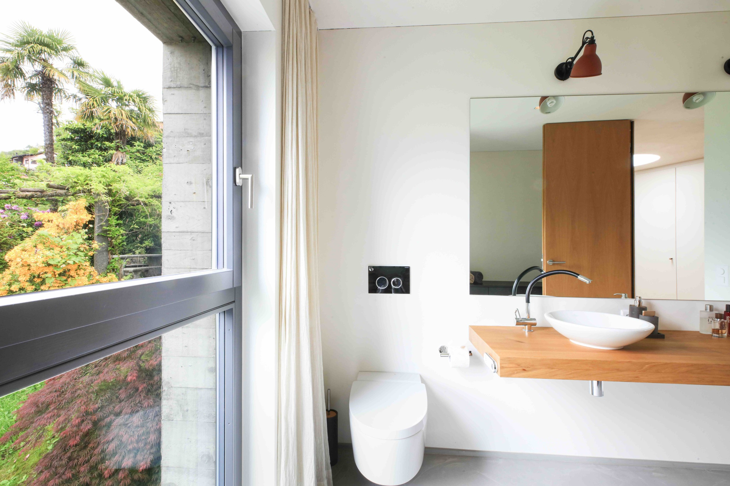 Modernes Badezimmer mit großem Fenster