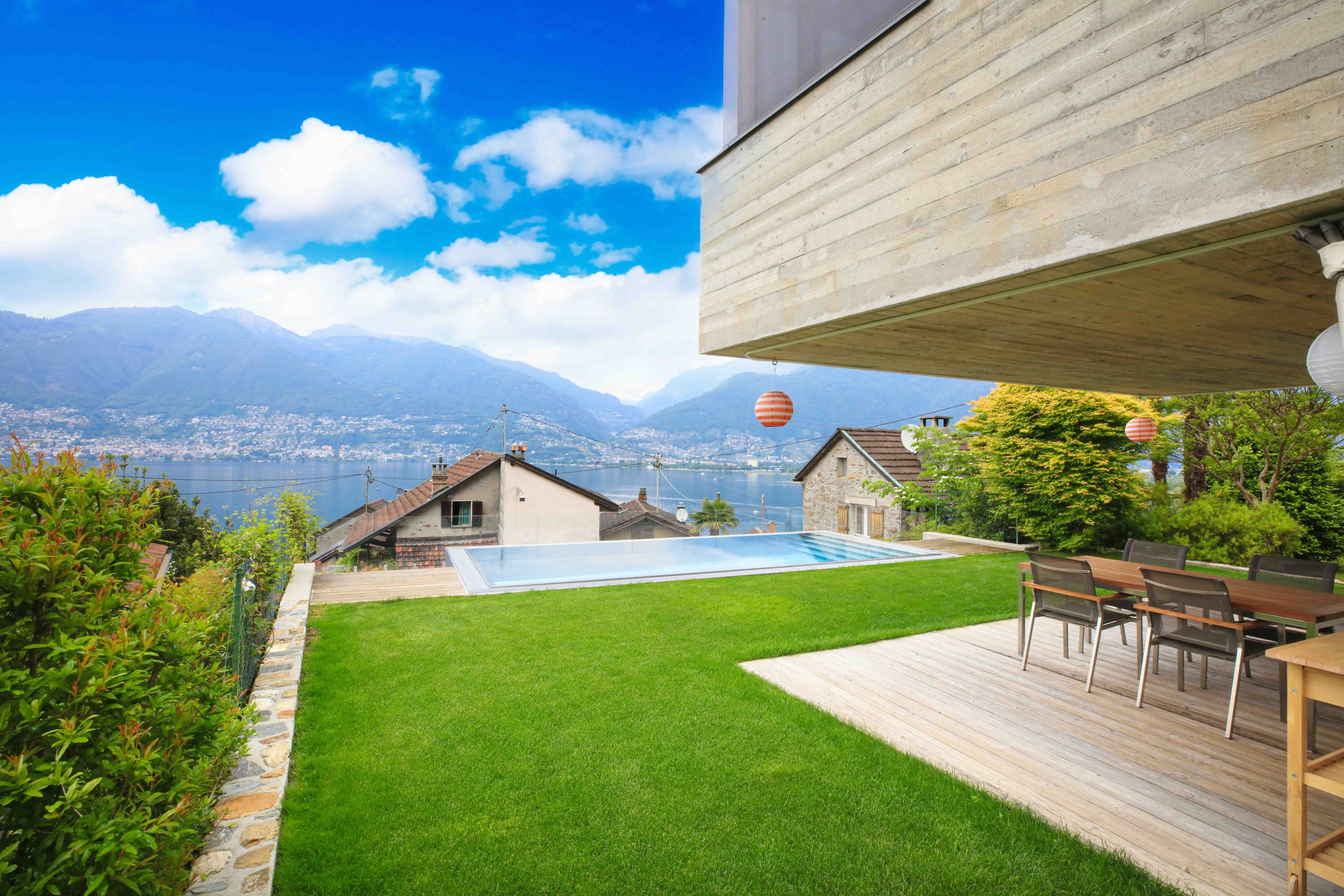 Seeblick mit Garten, Pool und Terrasse