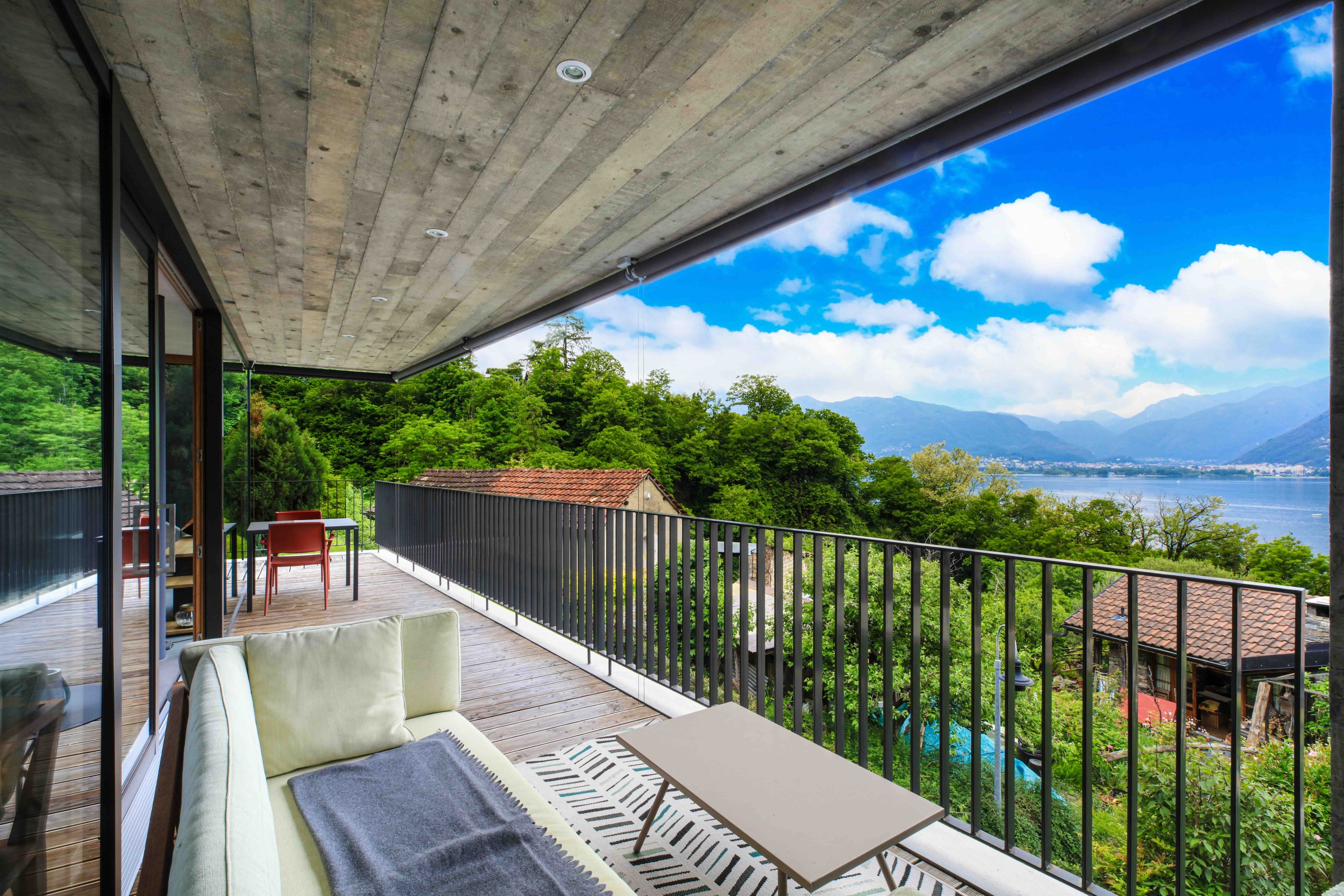 Balkon mit Panoramablick auf See und Berge