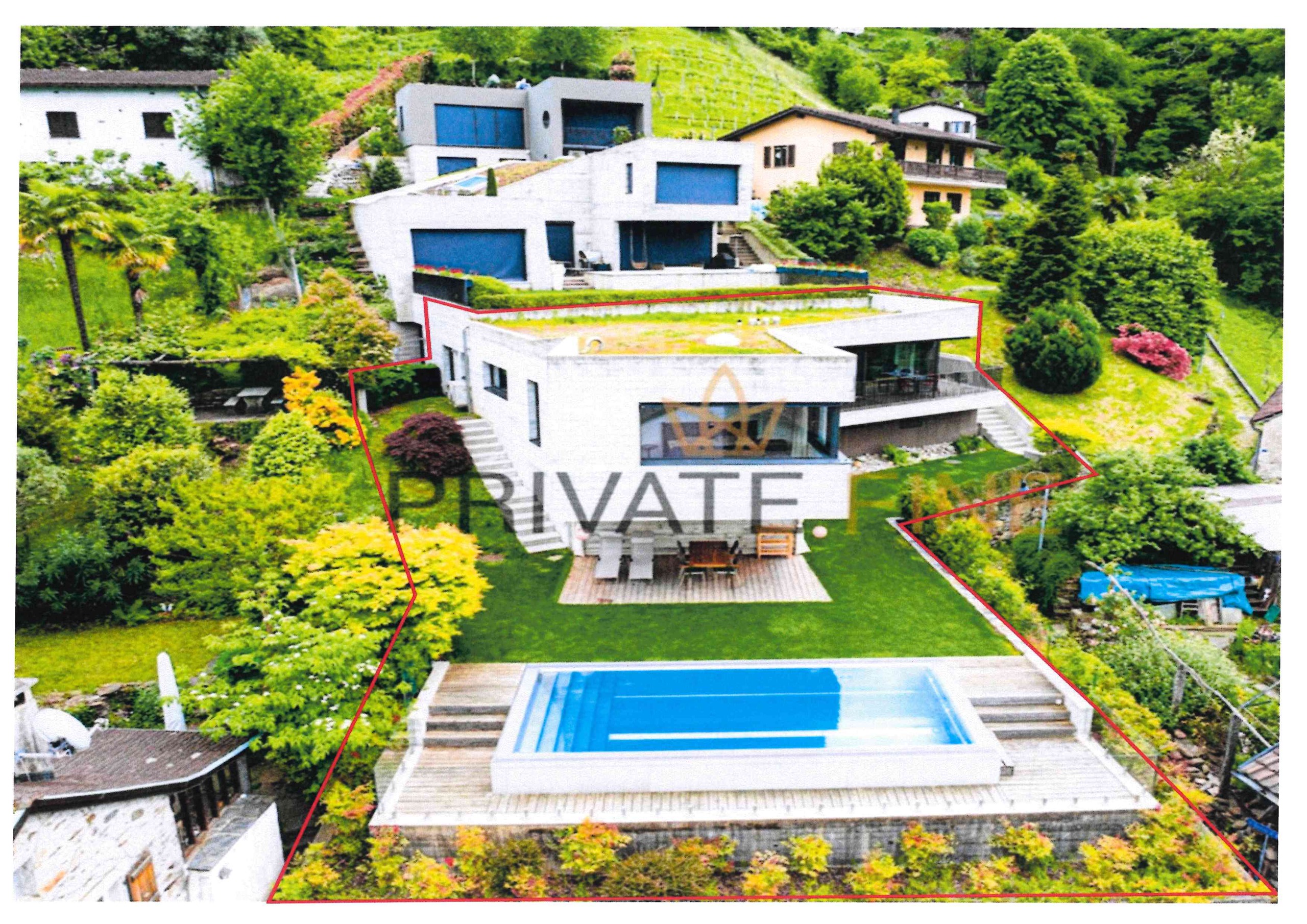 Modernes Hanghaus mit Pool und Garten