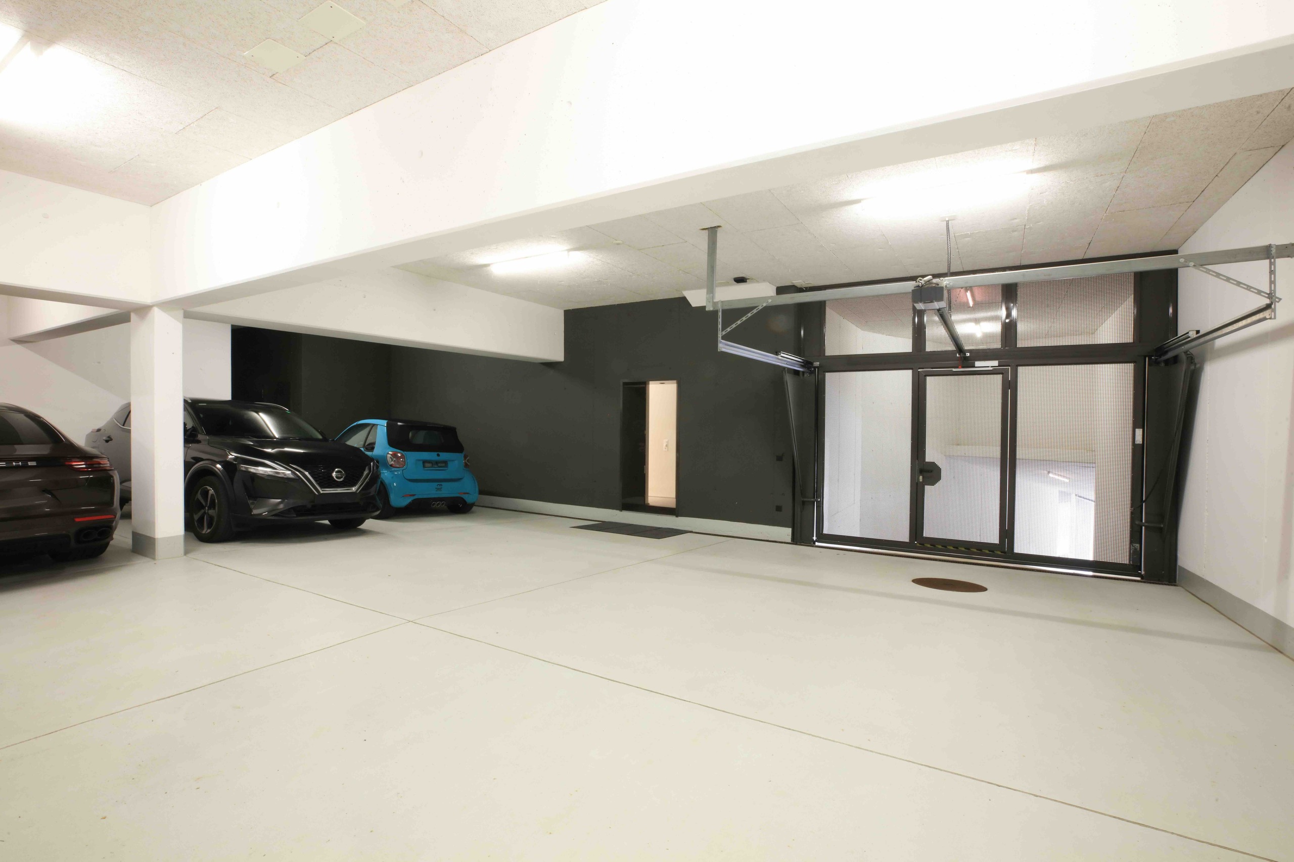 Moderne Tiefgarage mit mehreren Fahrzeugen