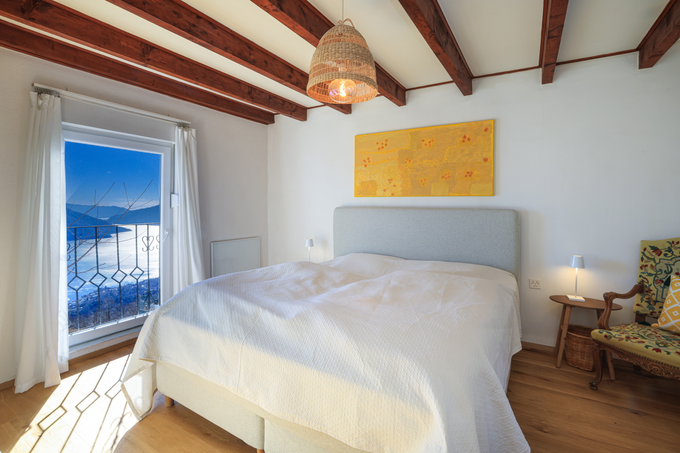 Helles Schlafzimmer mit Bergblick