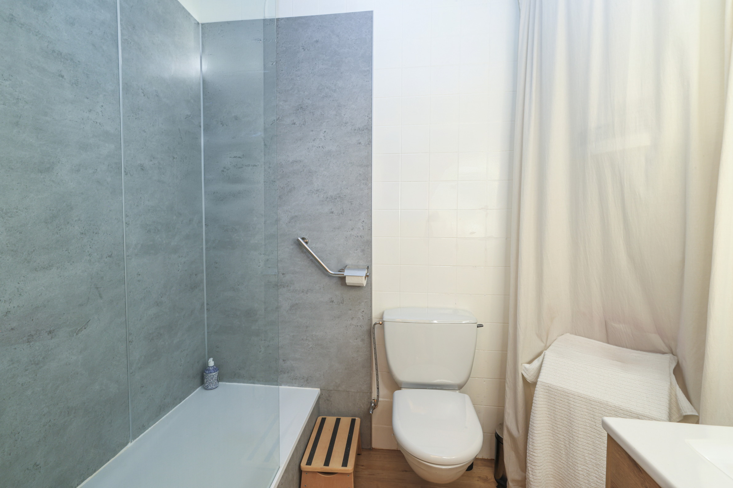 Badezimmer mit Badewanne und WC