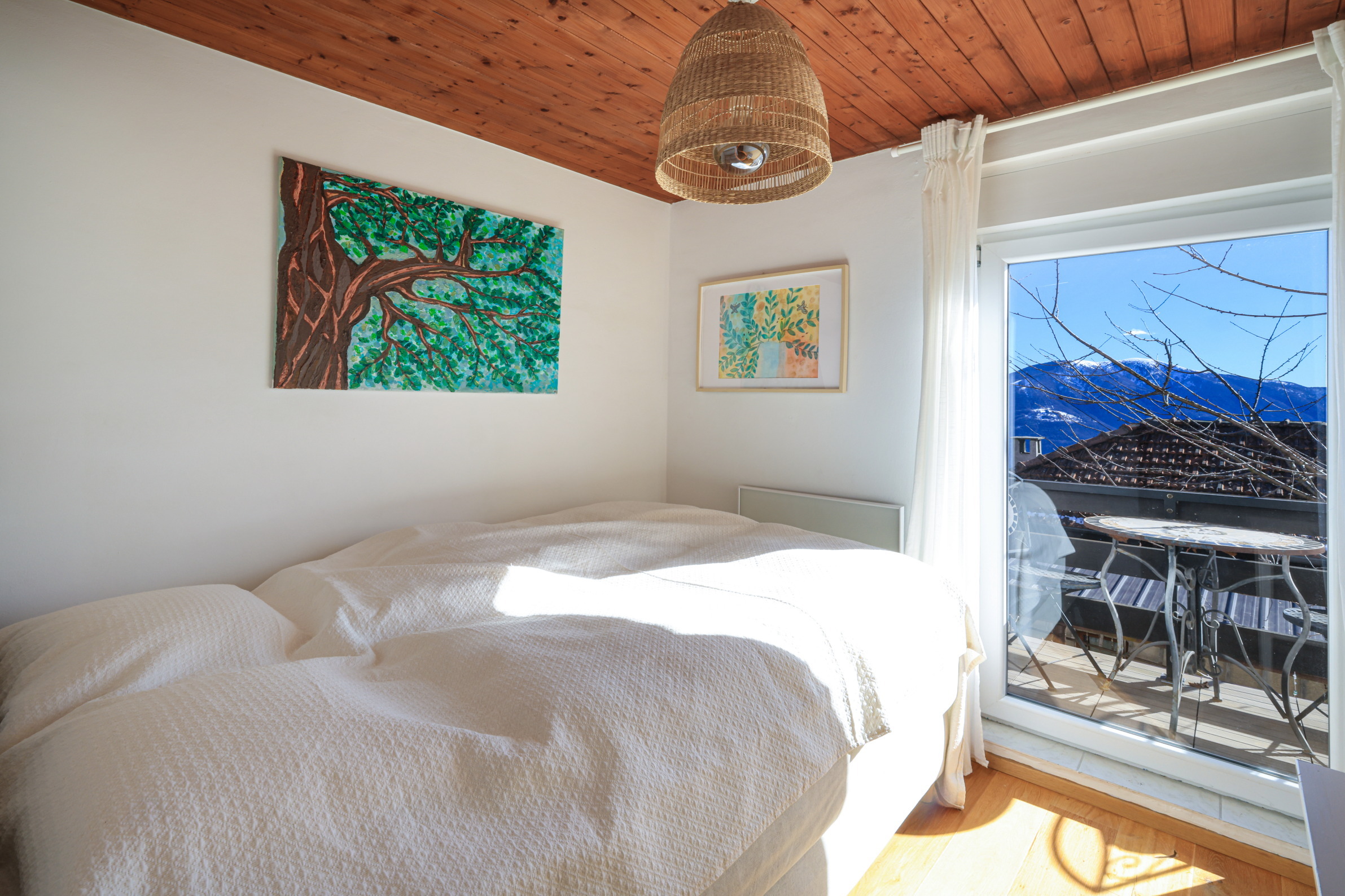 Helles Schlafzimmer mit Balkonblick