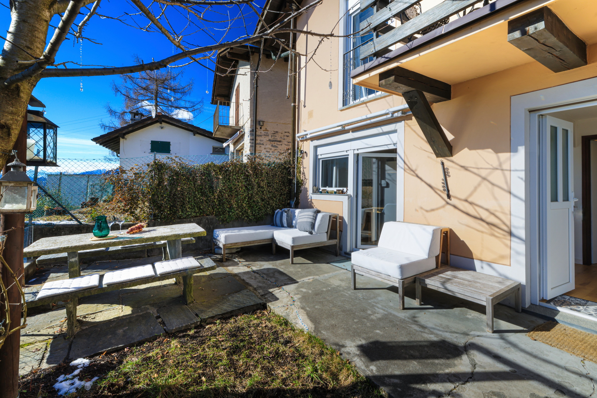 Terrasse mit Gartenmöbeln und Blick auf die Umgebung