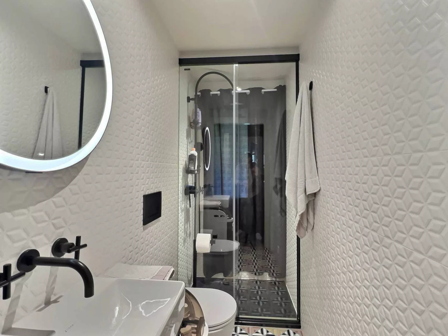 Modernes schmales Badezimmer mit Glasdusche