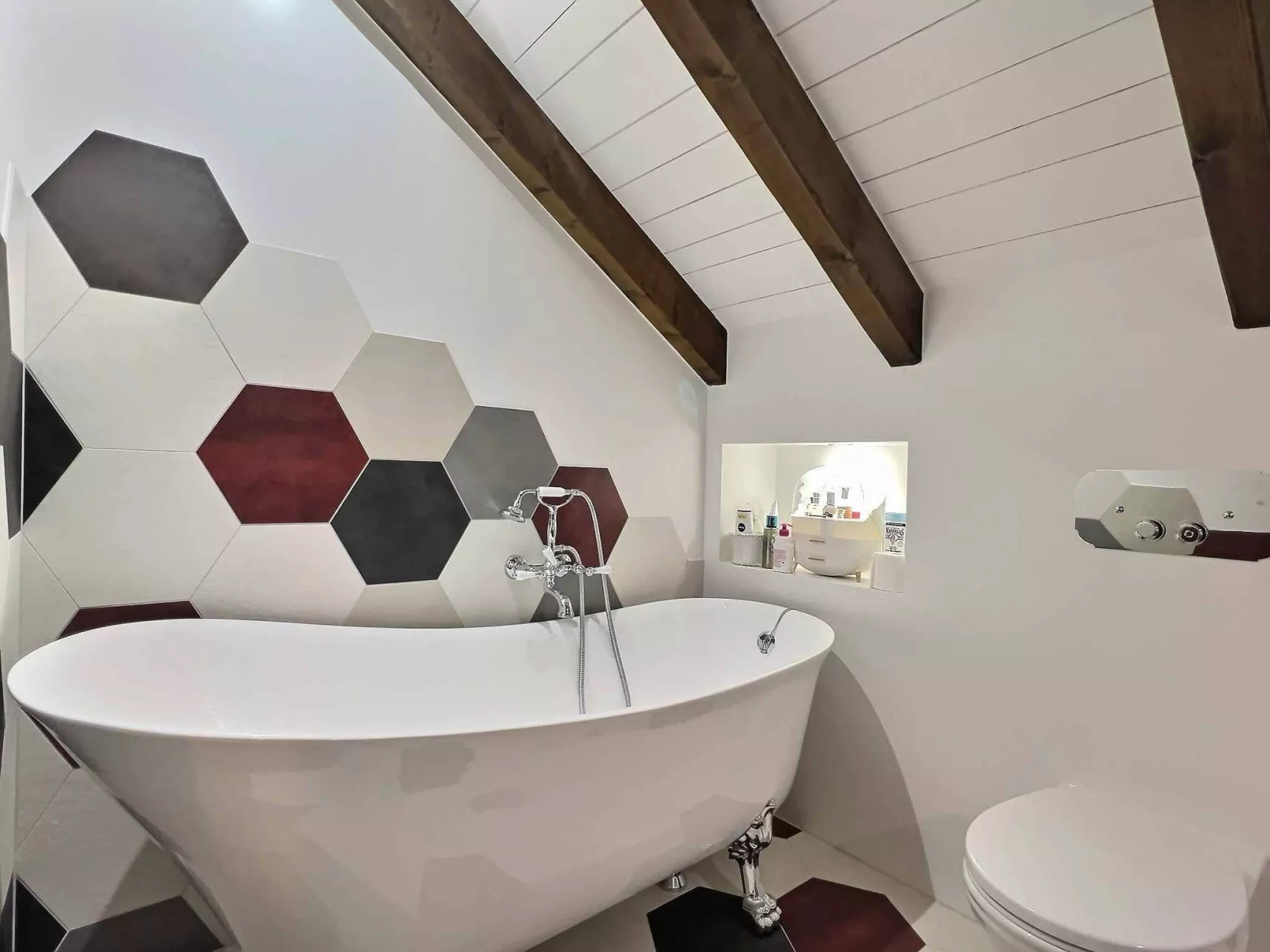 Modernes Bad mit freistehender Wanne