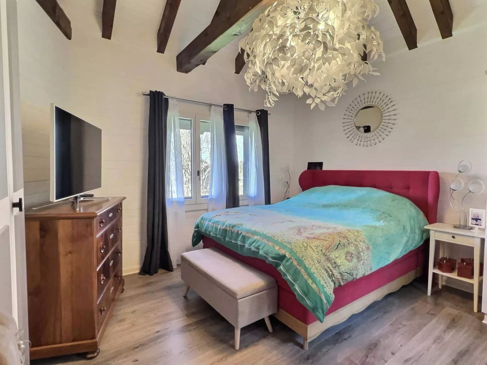 Schlafzimmer mit dekorativer Einrichtung