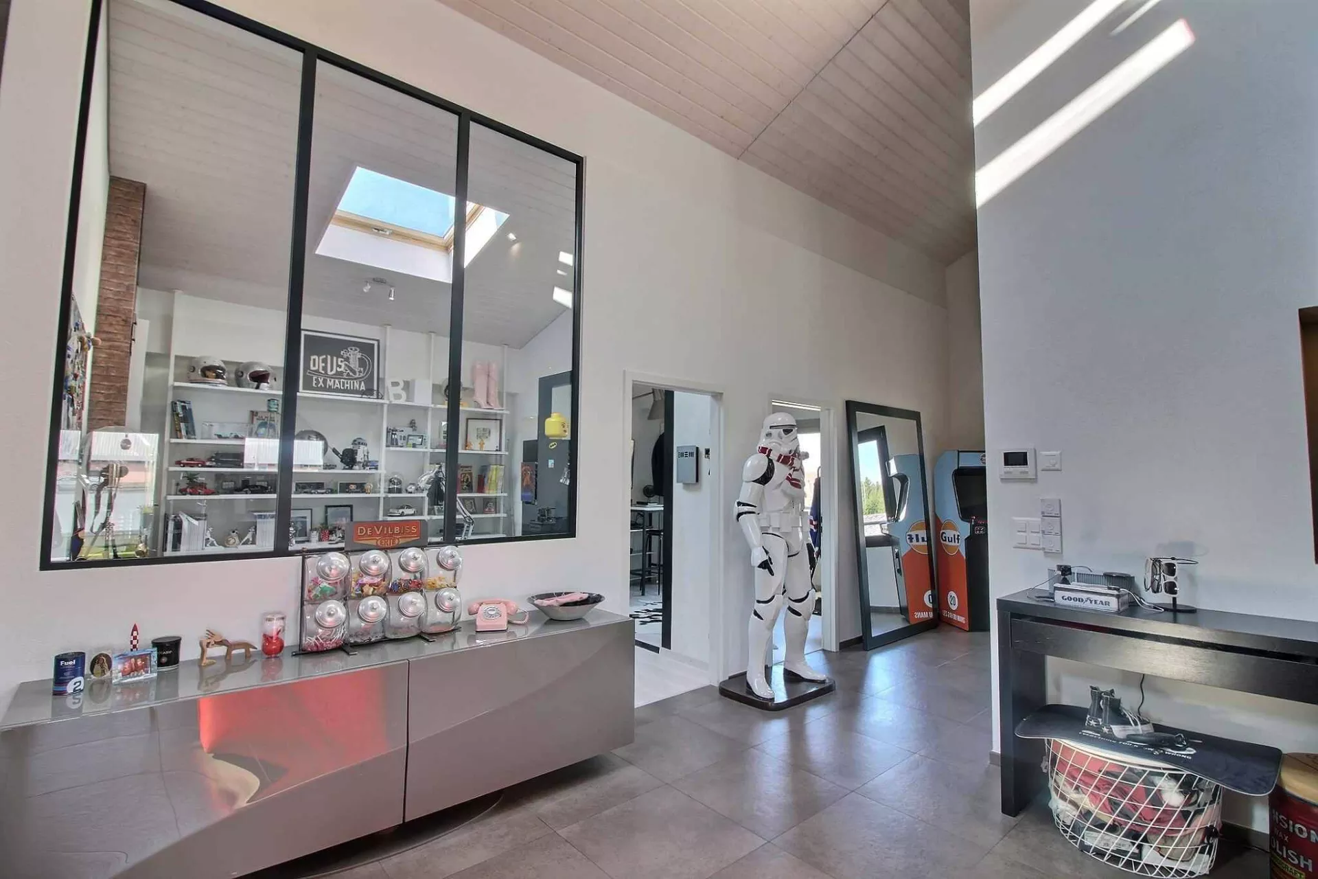 Modernes Loft-Interieur mit Galeriecharakter