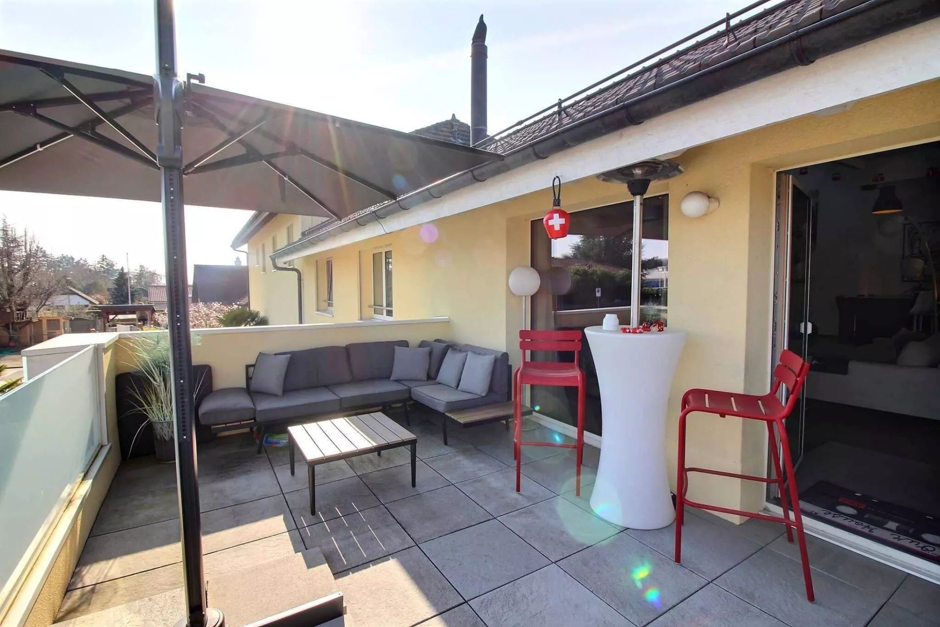Gemütliche Dachterrasse mit Lounge-Möbeln