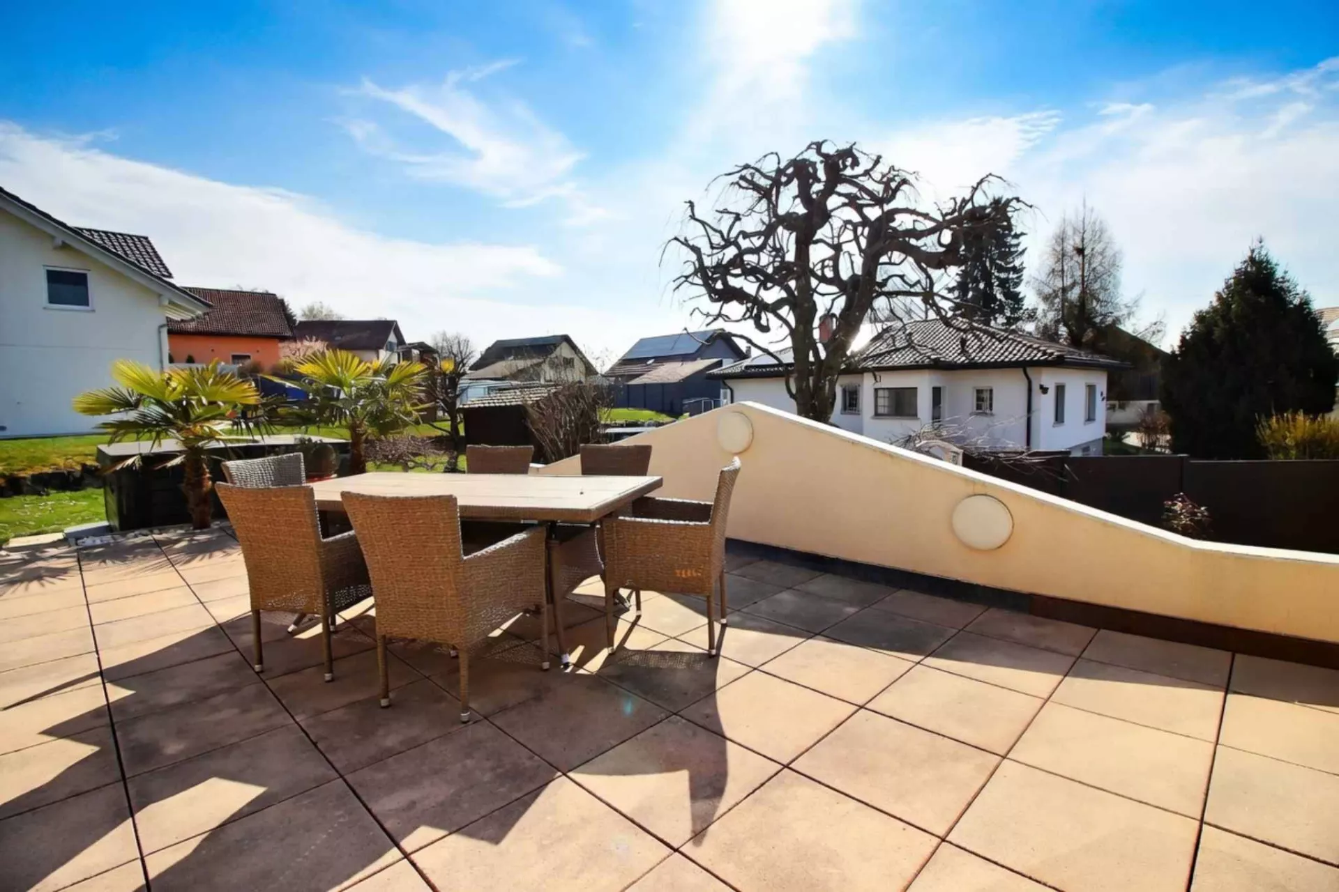 Terrasse mit Gartenmöbeln