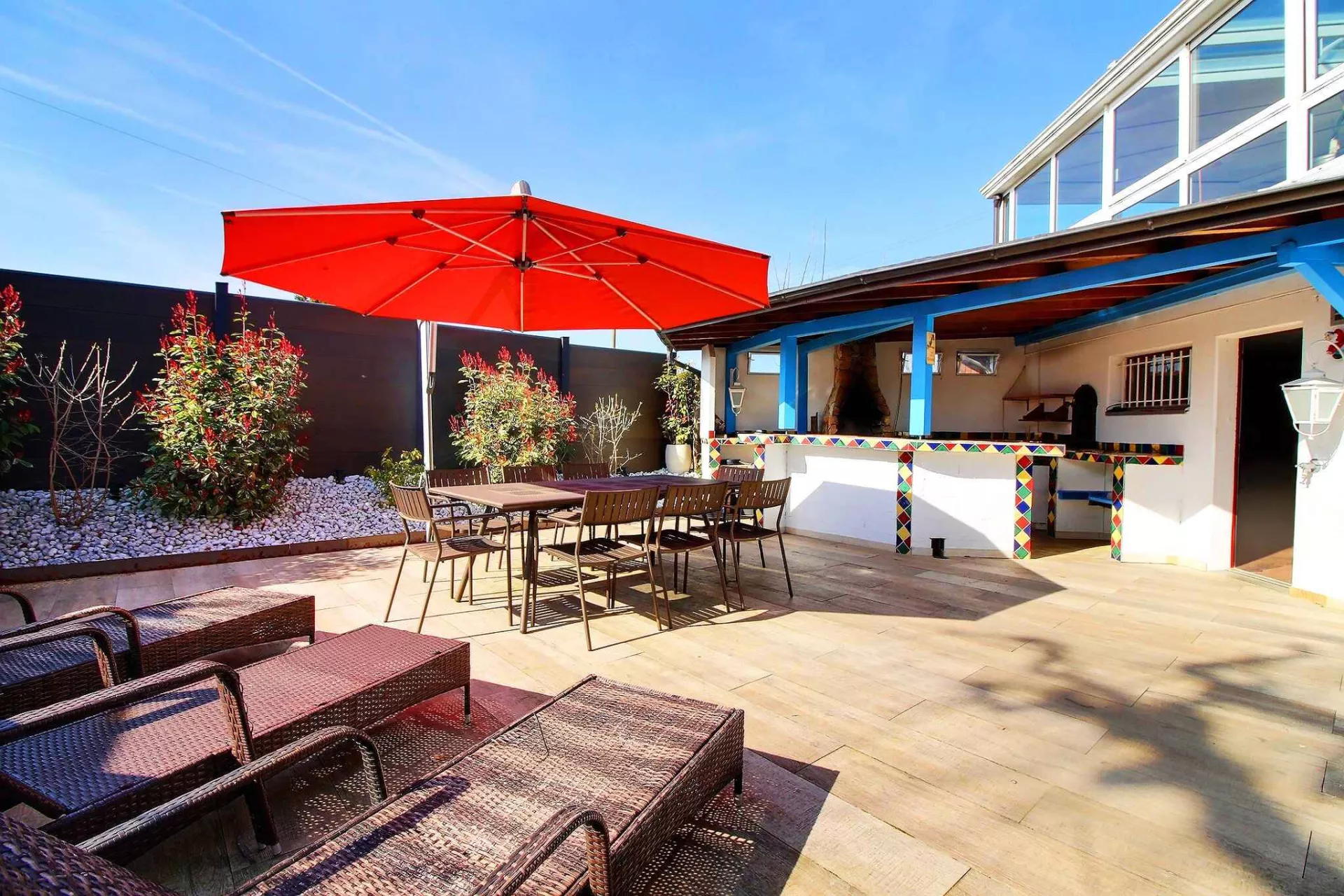 Außen-Terrasse mit Sitzgruppe und Grillbereich