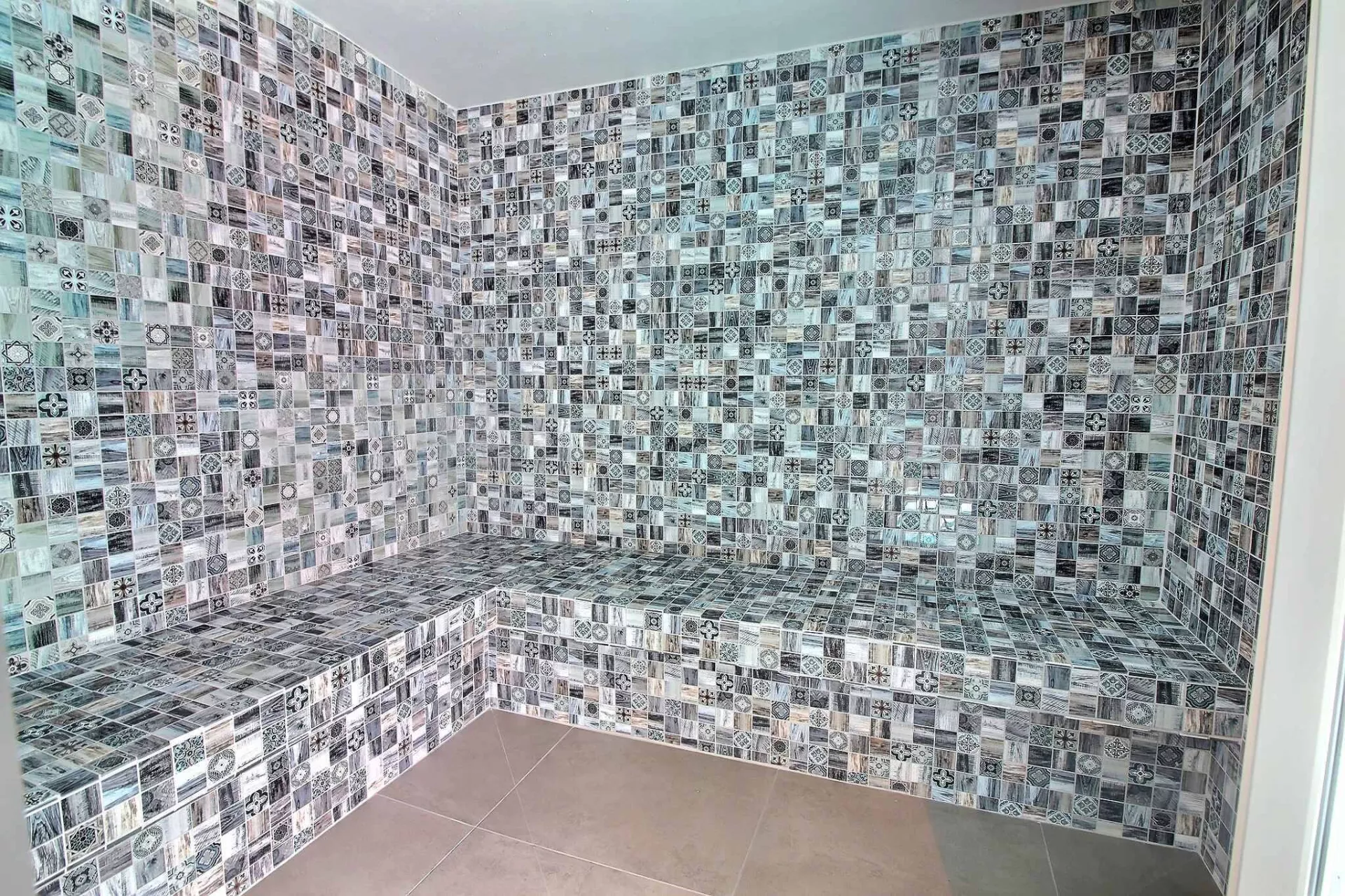 Innenraum mit großflächiger Mosaikverkleidung