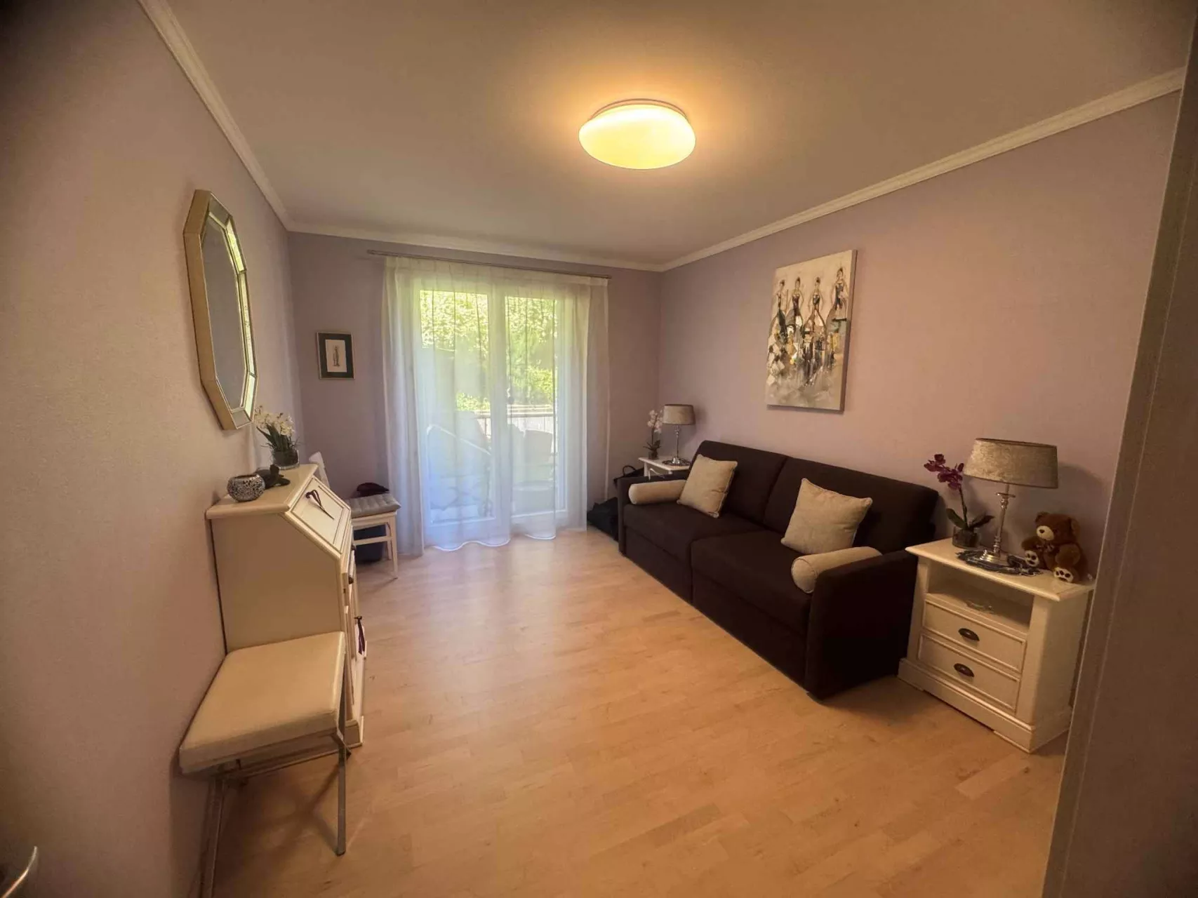 Gemütliches Wohnzimmer mit Balkonblick