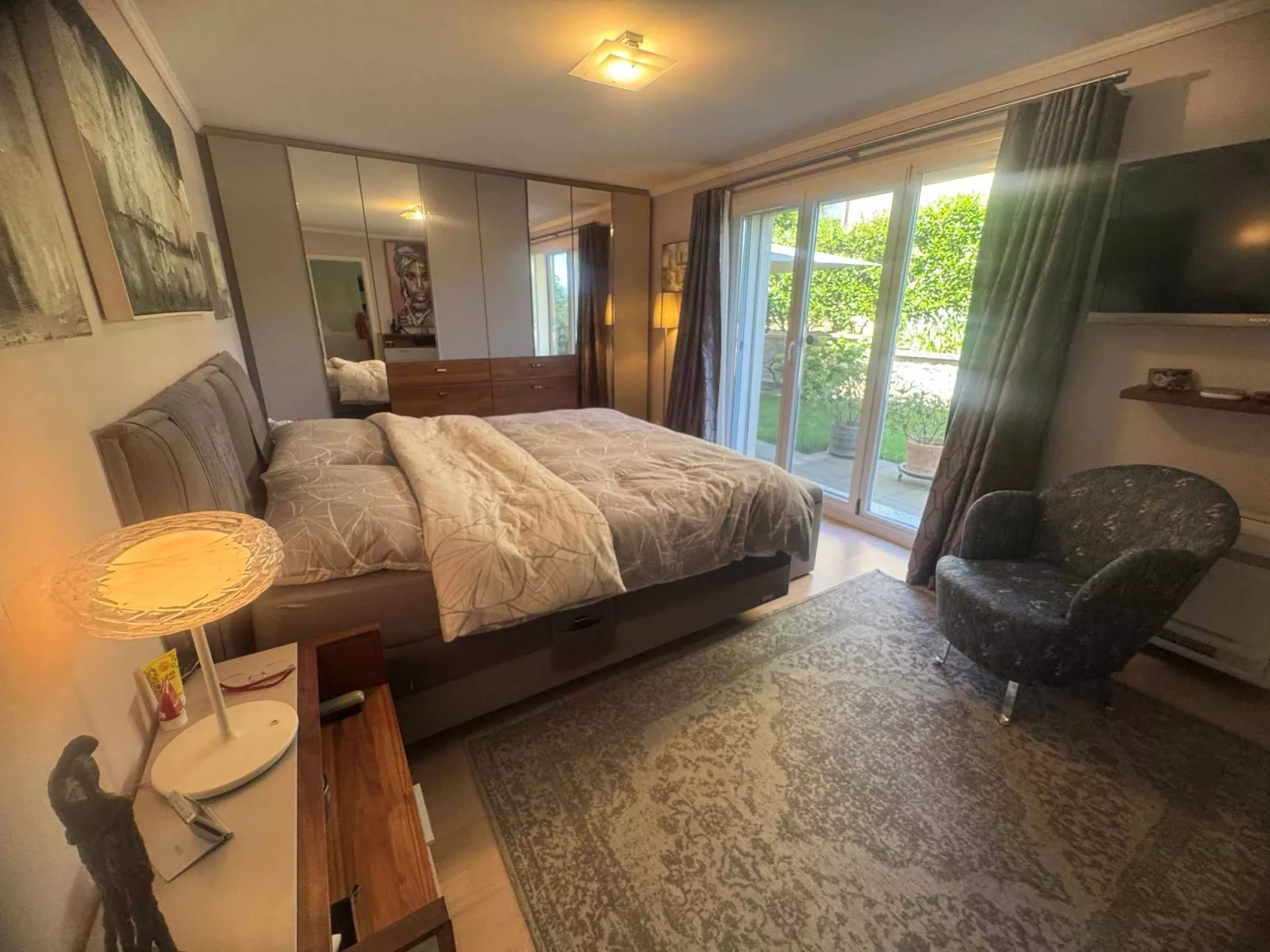 Schlafzimmer mit Balkonzugang