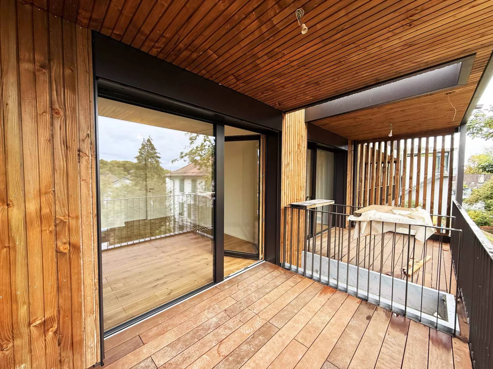 Holzverkleideter Balkon mit Glasfronten