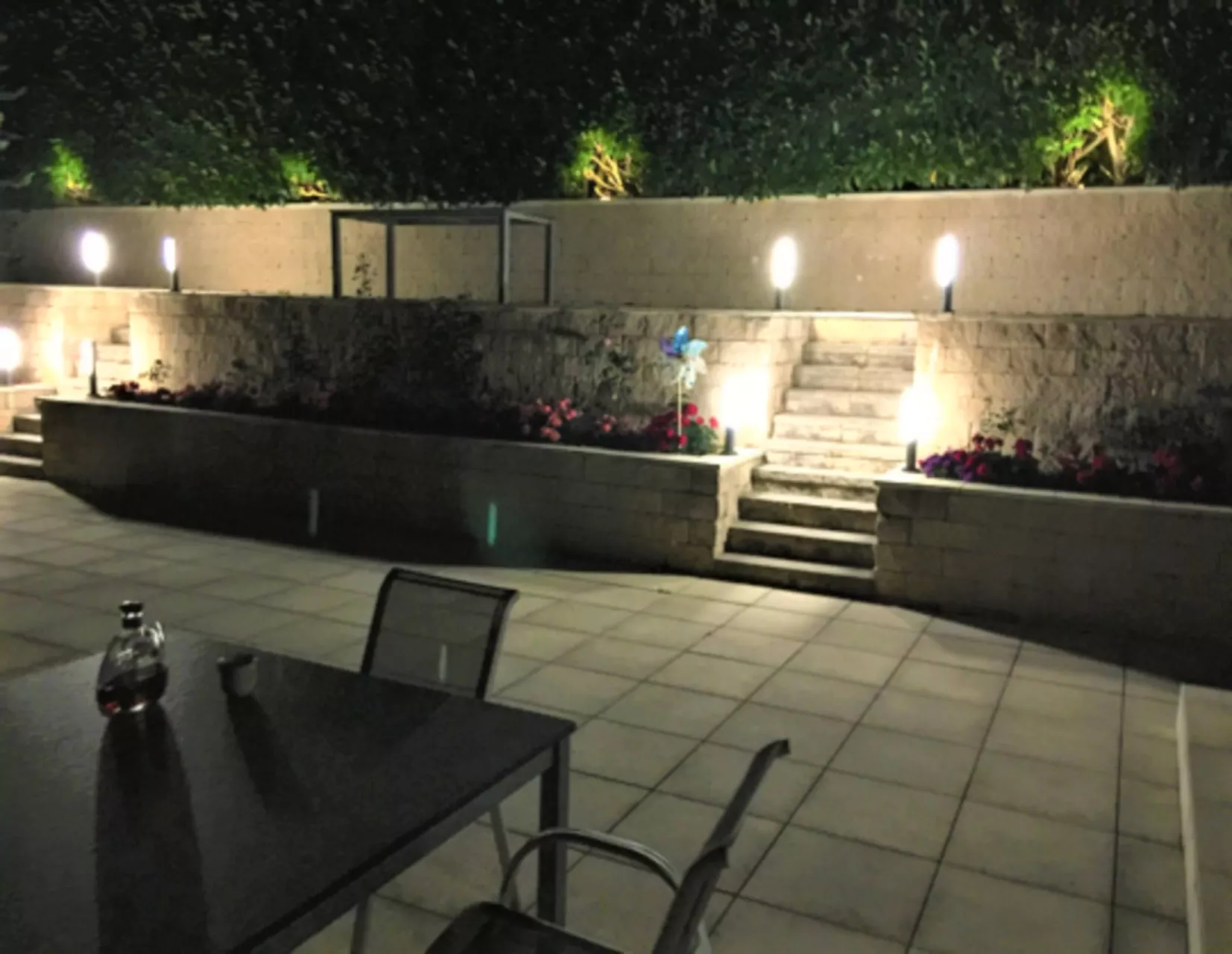 Beleuchtete Dachterrasse bei Nacht