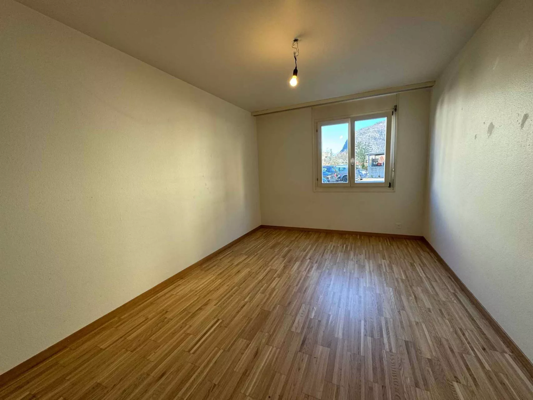 Leerer Raum mit Fenster