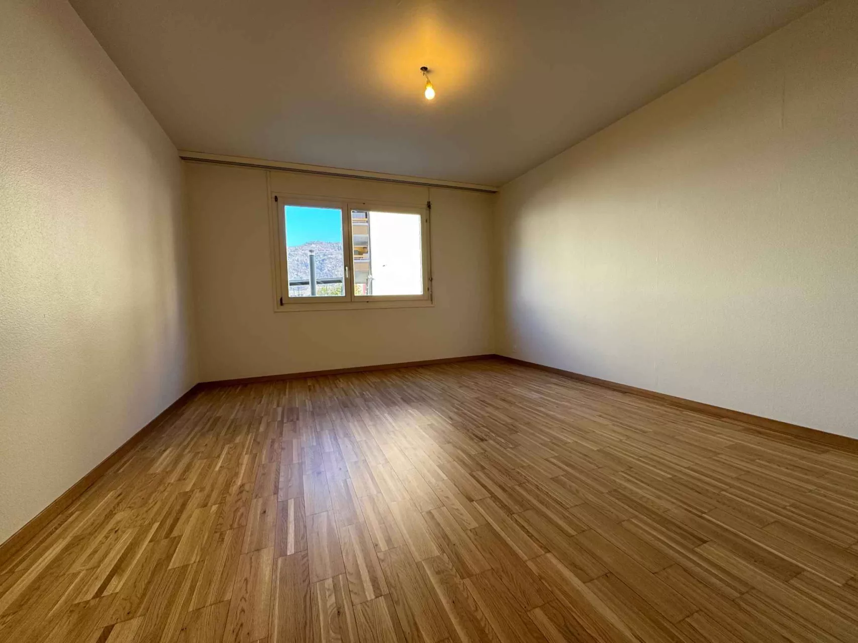 Leerer Raum mit Holzfußboden und Fenster
