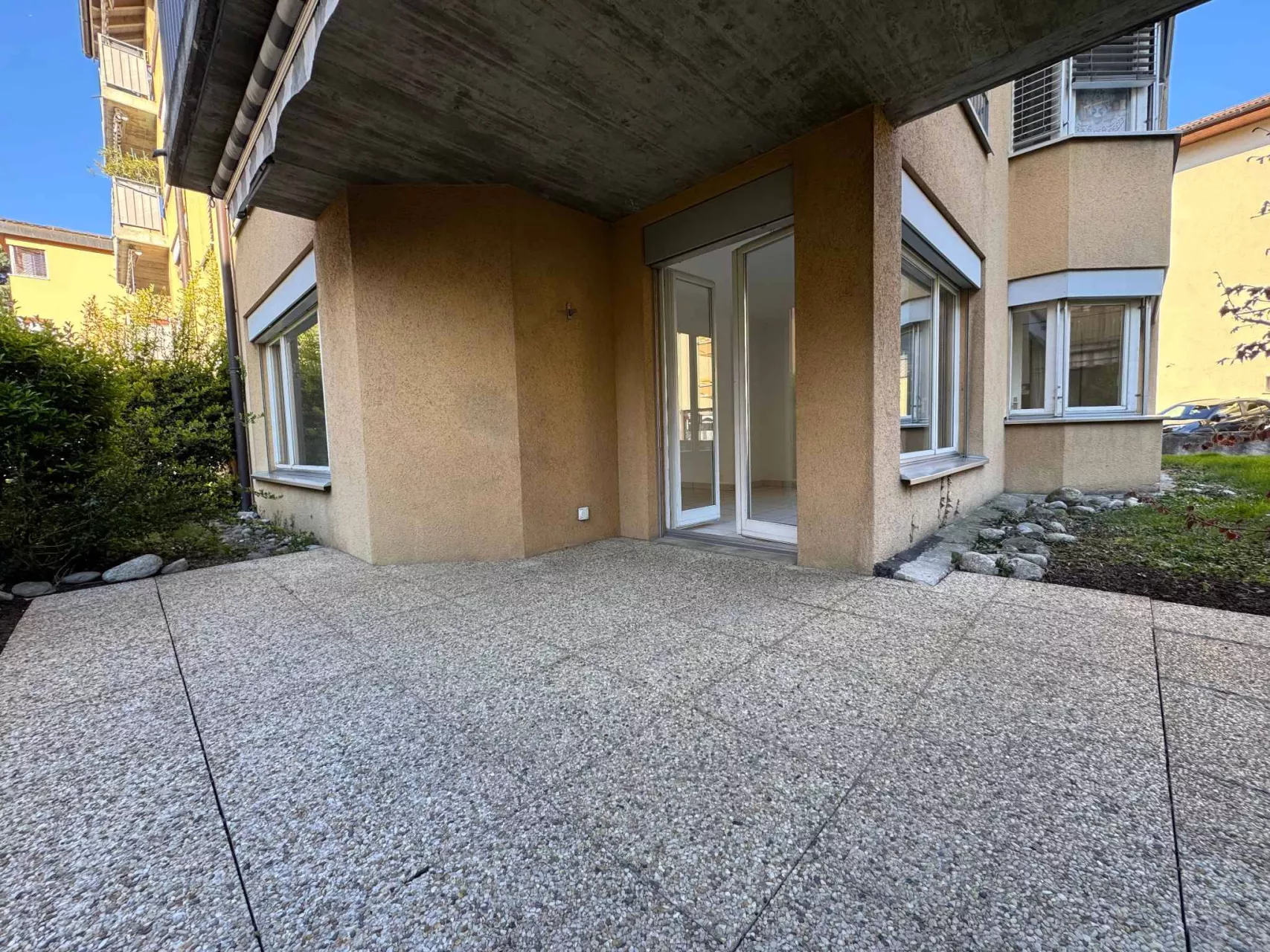 Außenbereich mit Terrasse und Glas-Schiebetür