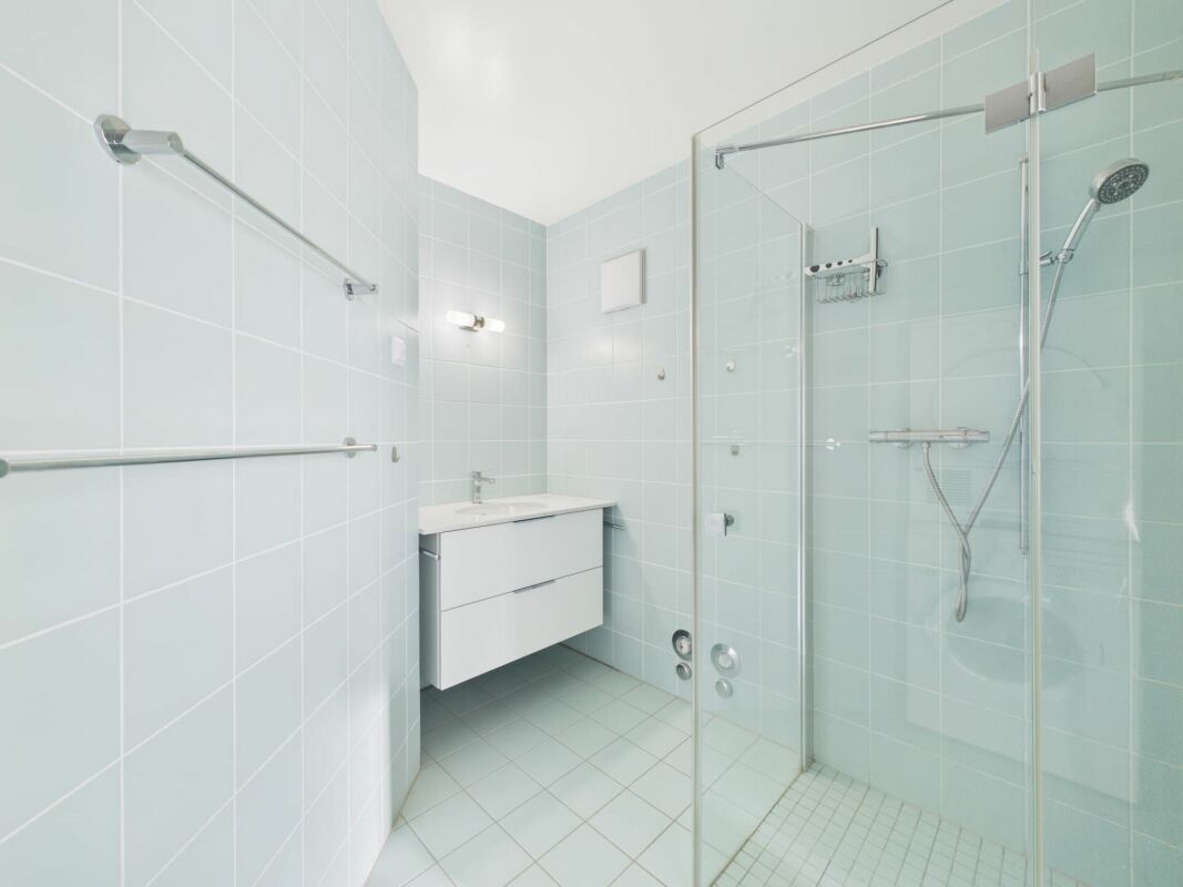 Modernes Badezimmer mit begehbarer Dusche