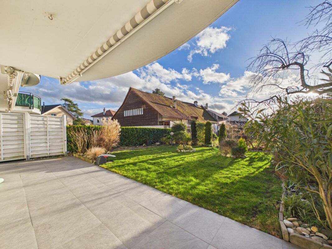 Überdachte Terrasse mit Gartenblick