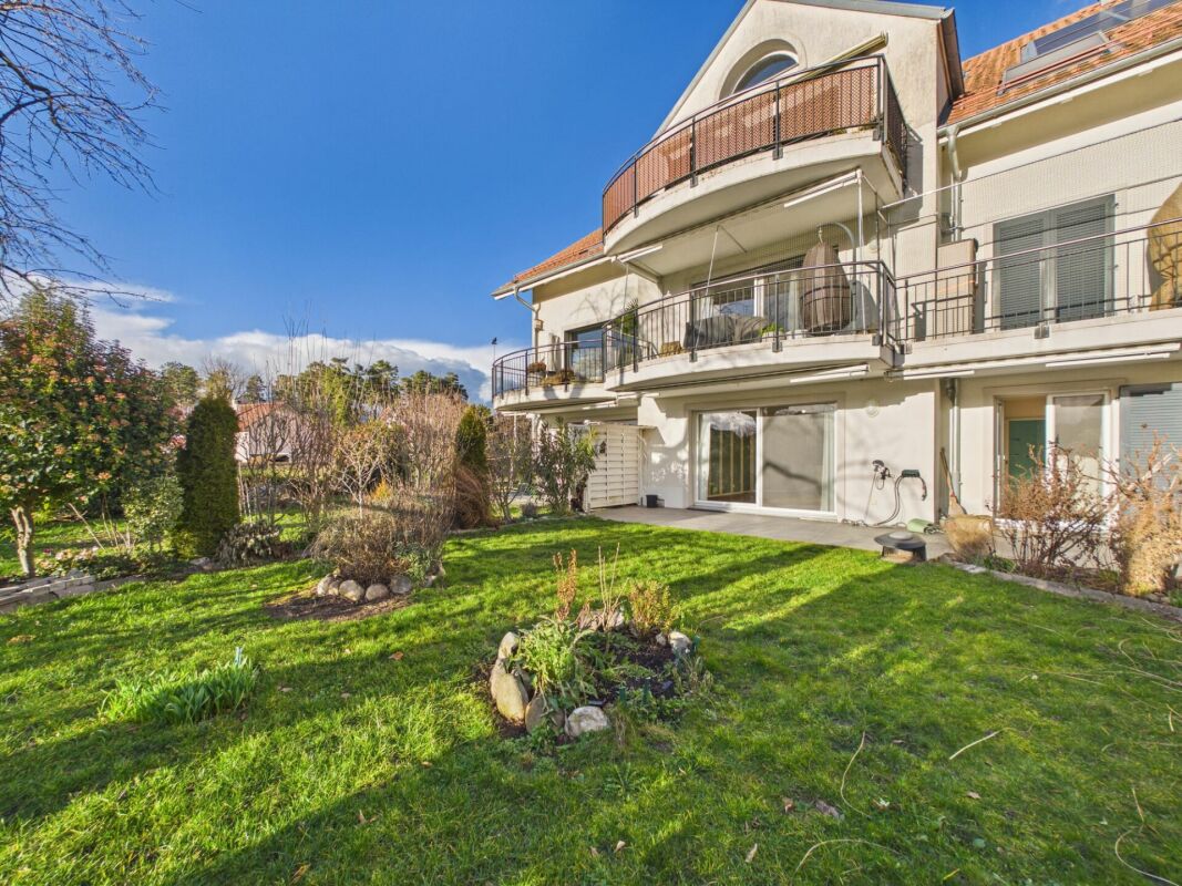Mehrfamilienhaus mit Balkon und Garten