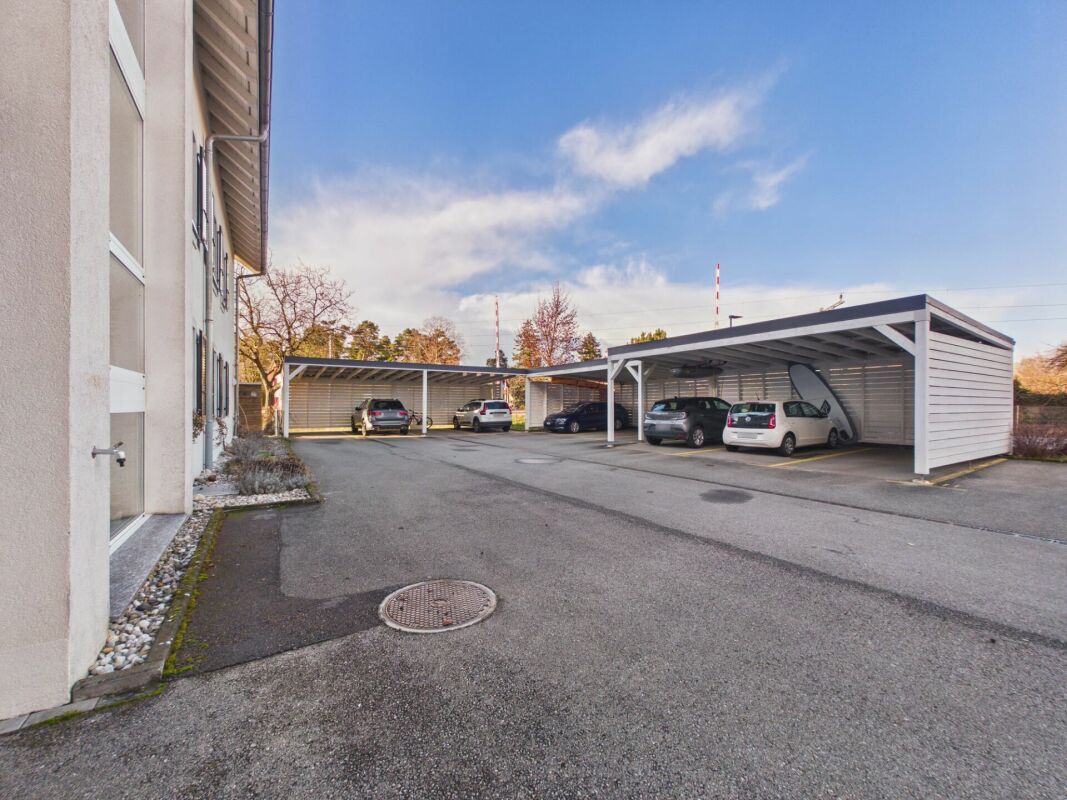 Außenansicht eines Parkplatzes mit Carports
