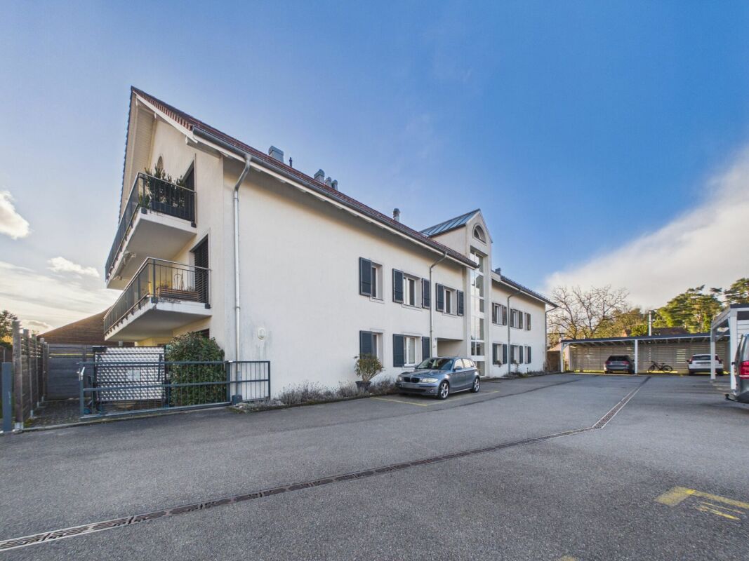 Mehrfamilienhaus mit Zufahrt und Balkonen