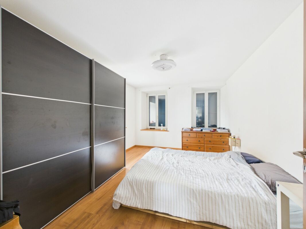 Schlafzimmer mit großem Schrank