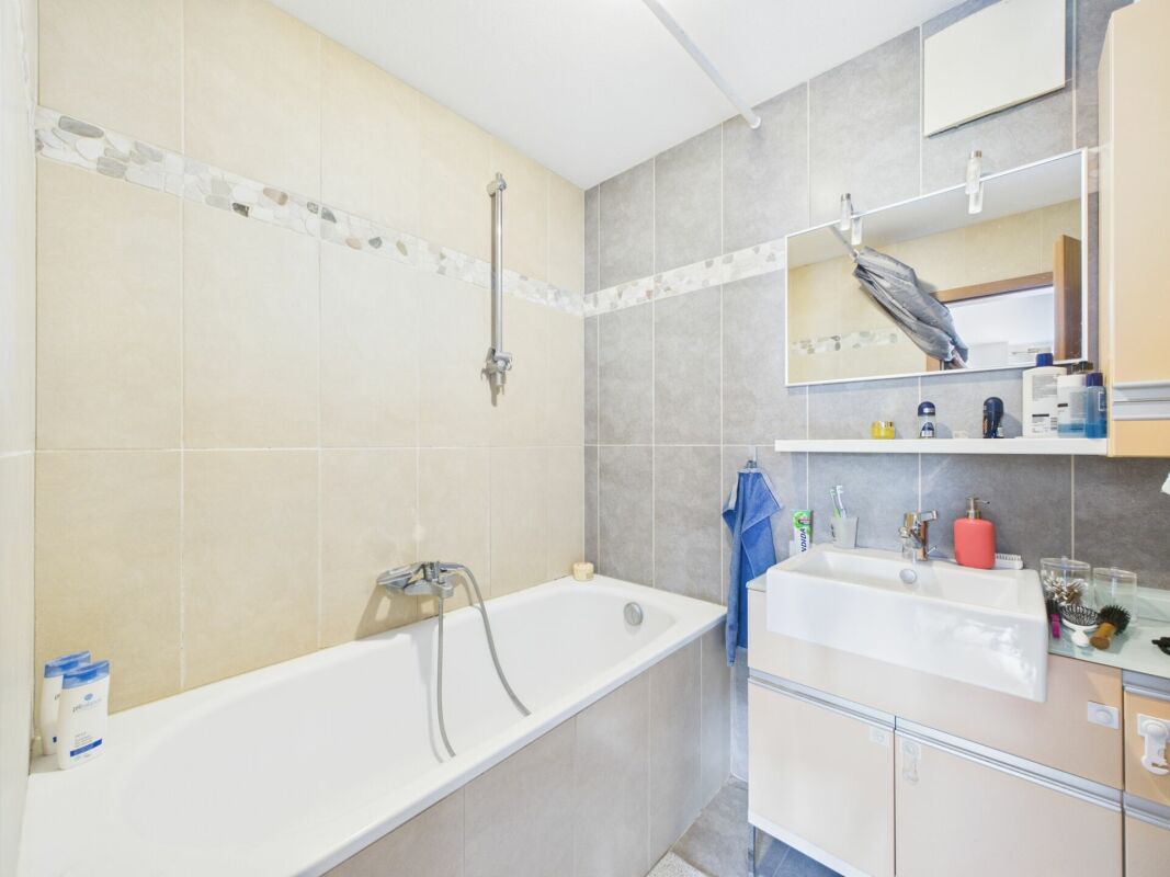 Badezimmer mit Badewanne und Waschtisch
