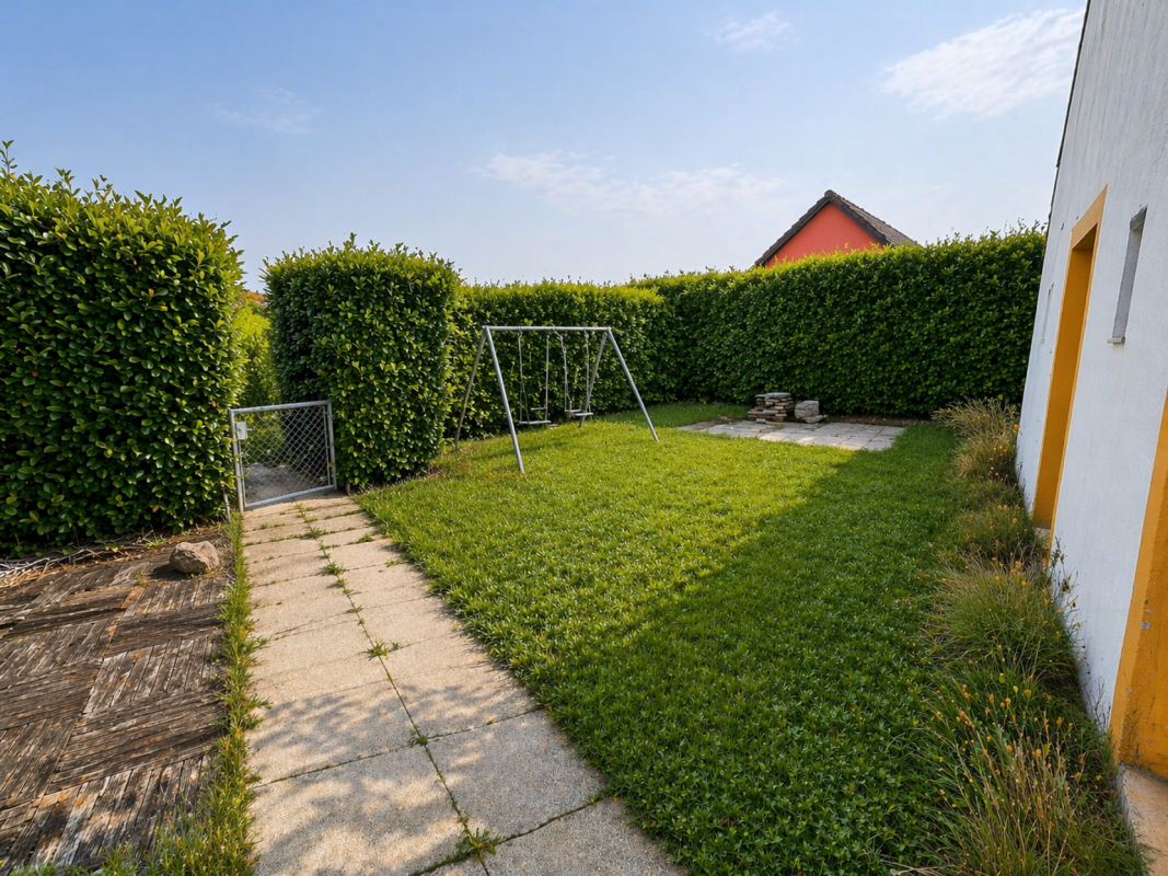 Garten mit Spielbereich und Terrasse