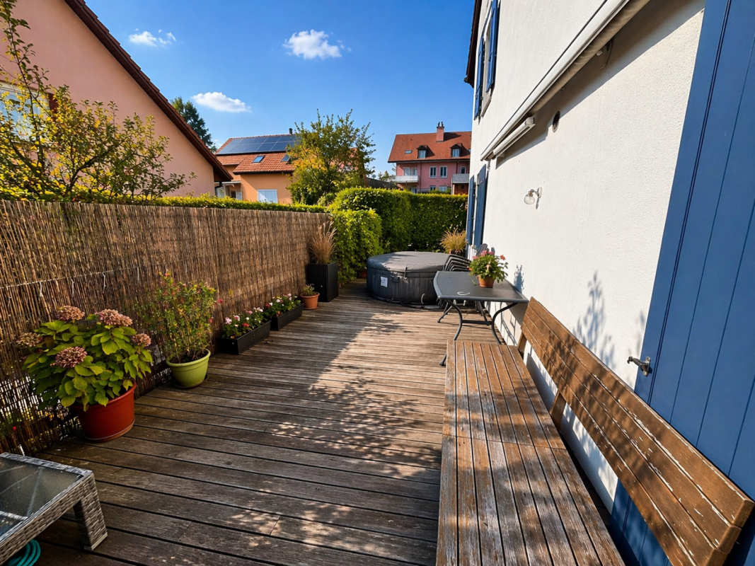 Terrasse mit Holzdeck und Gartenmöbeln