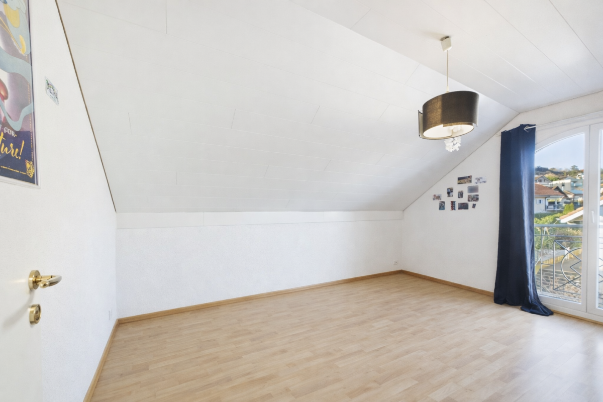 Dachzimmer mit Balkonblick
