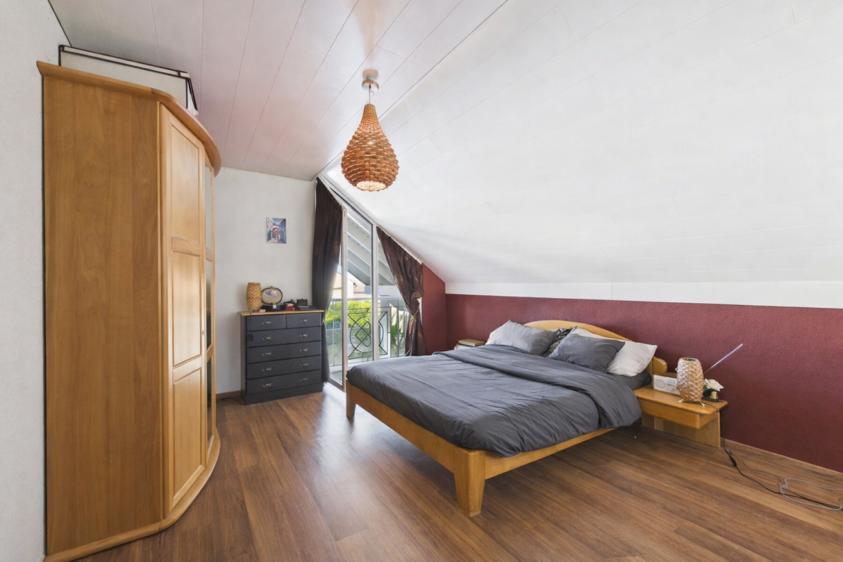 Dachgeschoss-Schlafzimmer mit Balkonzugang