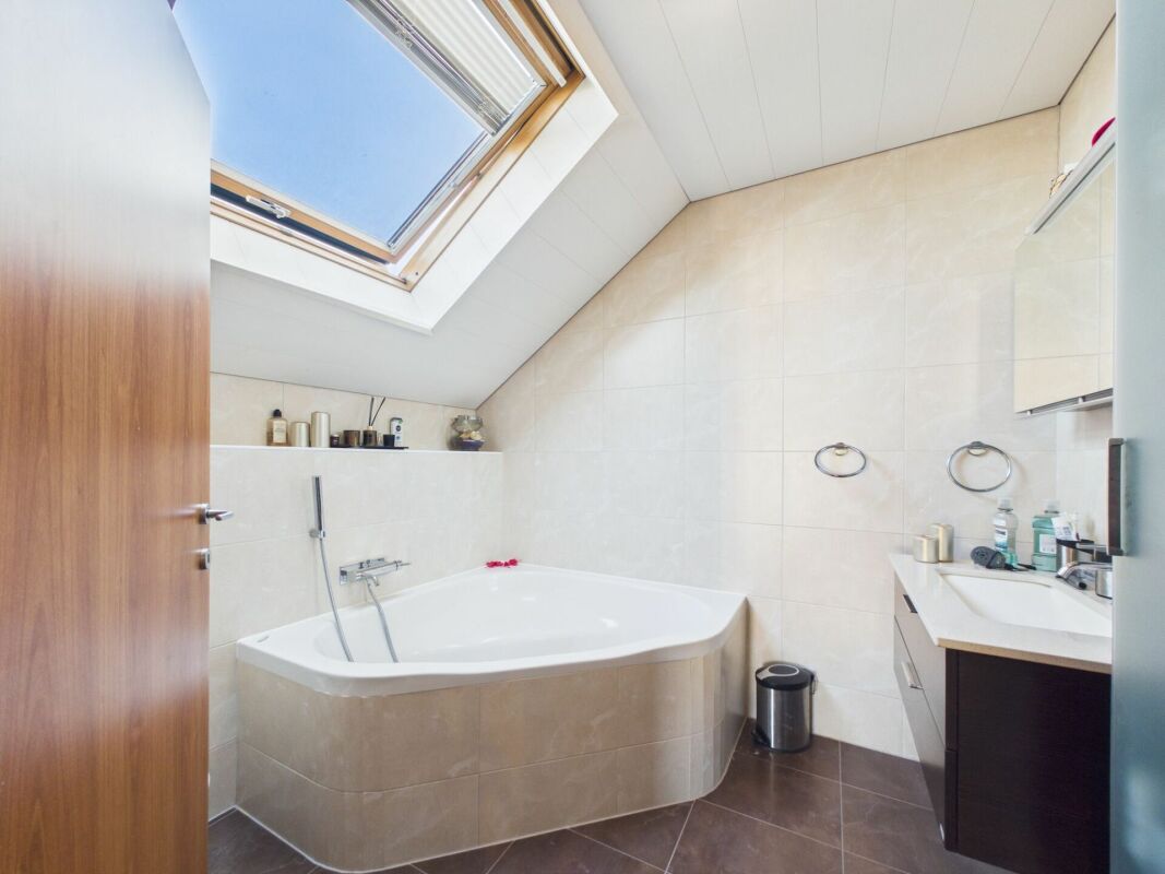 Dachbad mit Badewanne und Dachfenster
