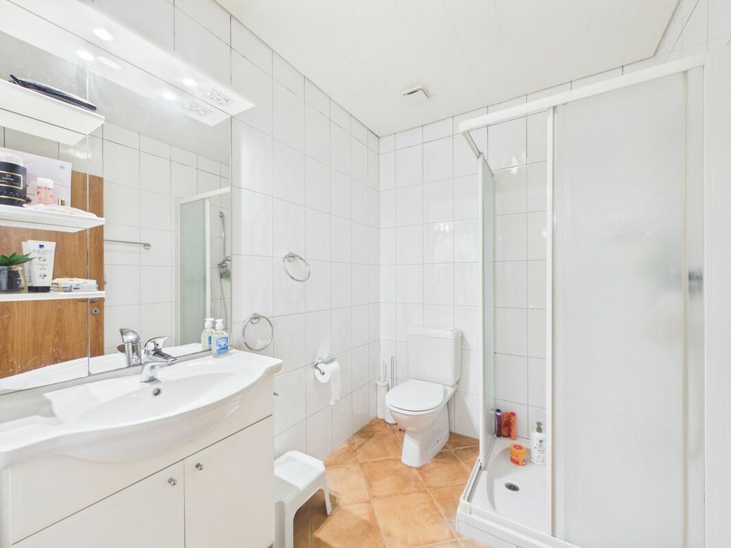 Modernes Badezimmer mit Dusche und WC