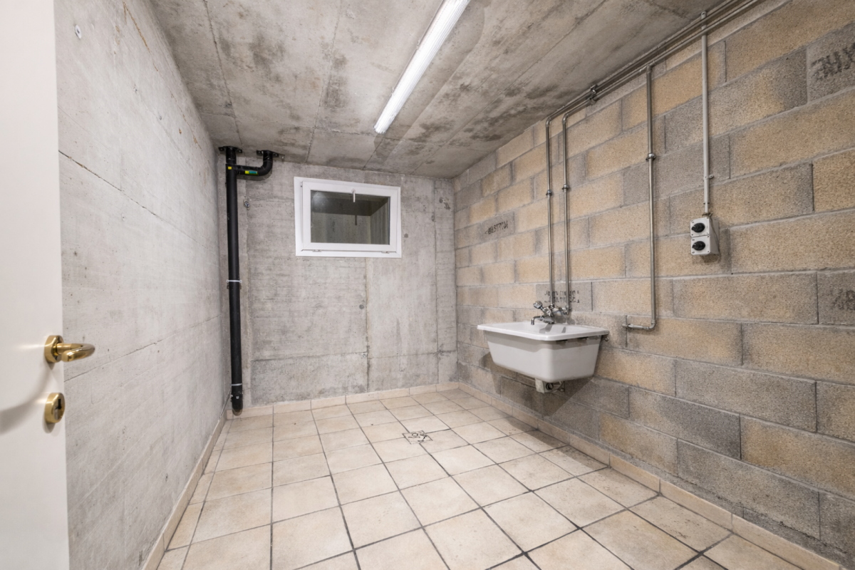 Technischer Kellerraum mit Waschbecken