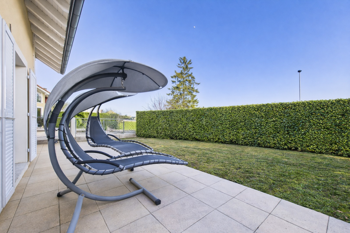 Garten mit Design-Liege