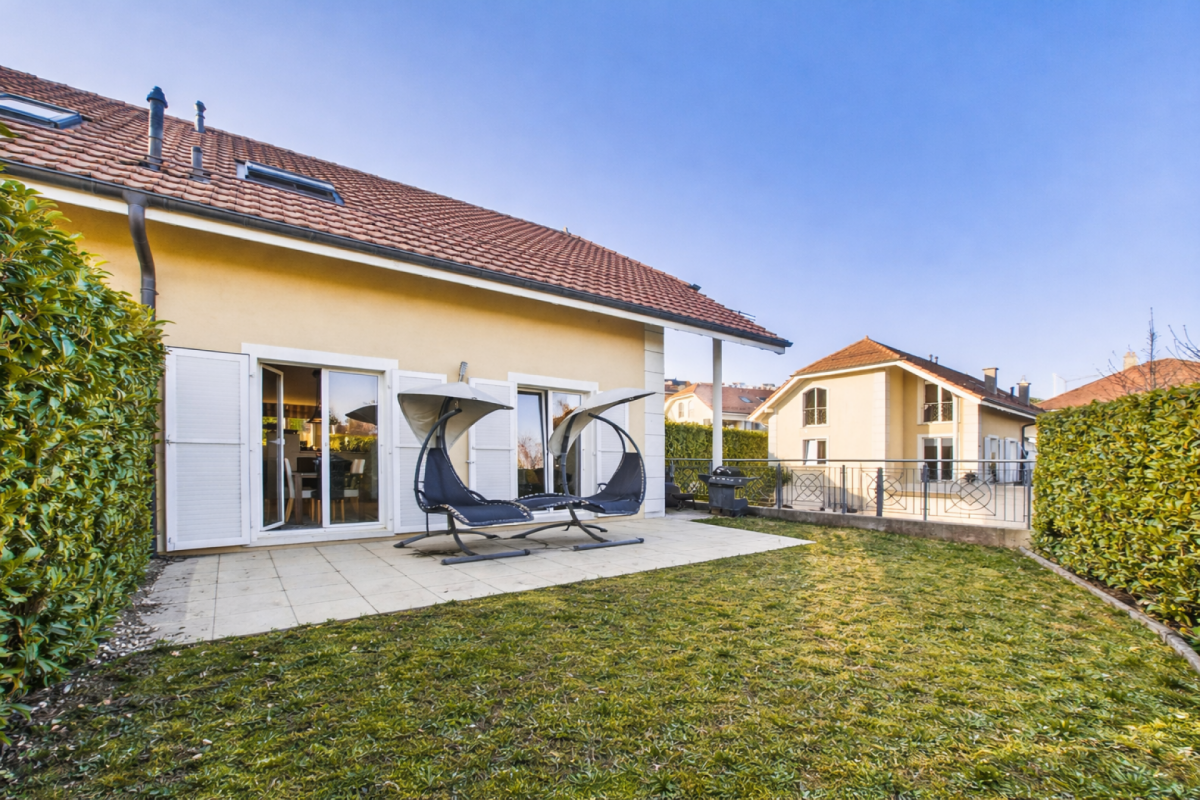 Garten mit Terrasse am Haus