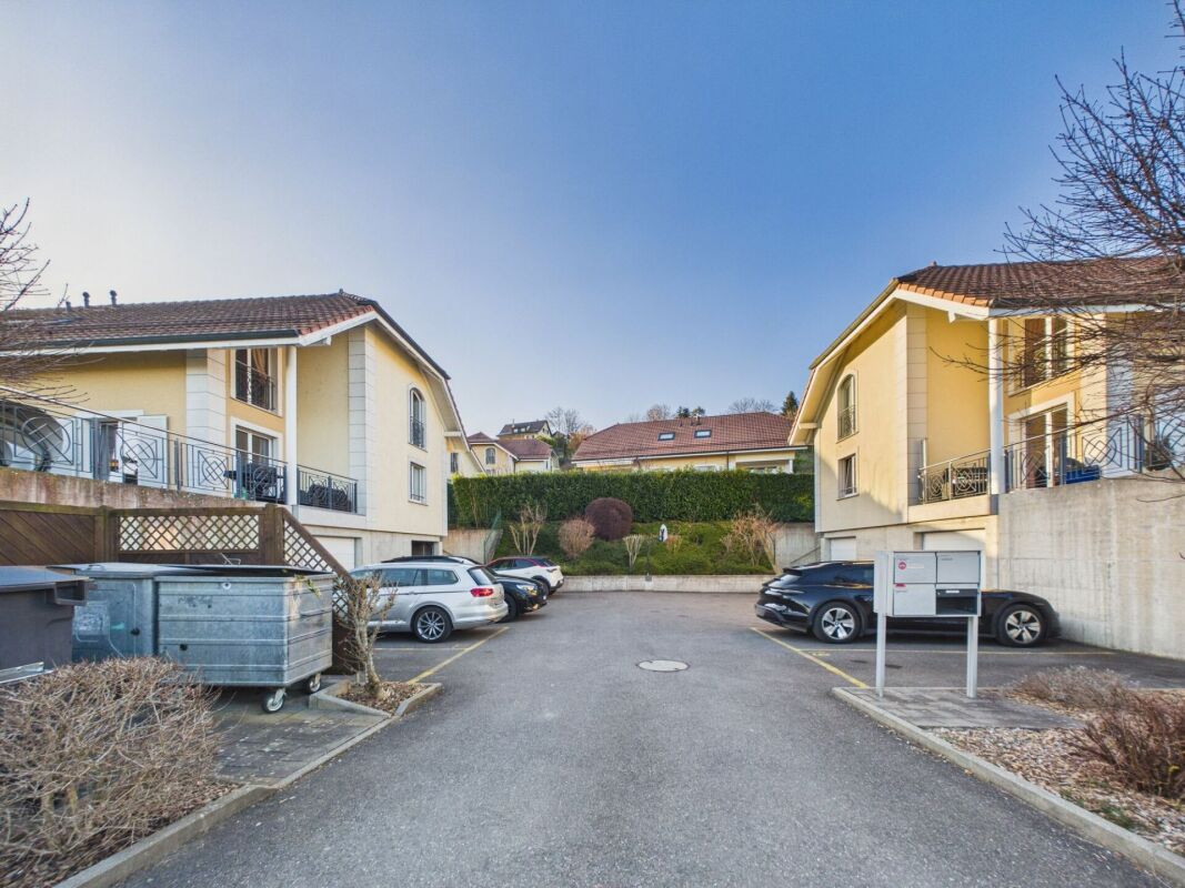 Wohnanlage mit Parkplätzen zwischen zwei Mehrfamilienhäusern