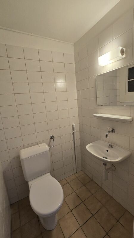 Gäste-WC mit Waschbecken und Toilette