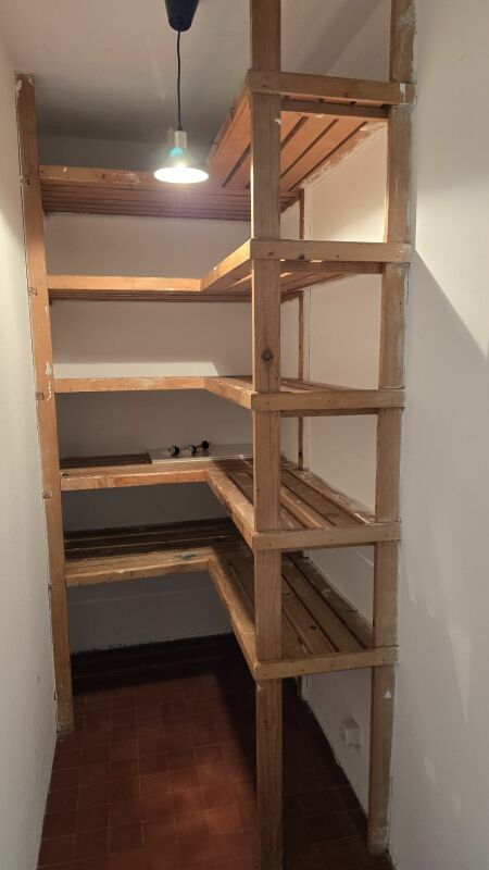 Abstellraum mit Holzregalen