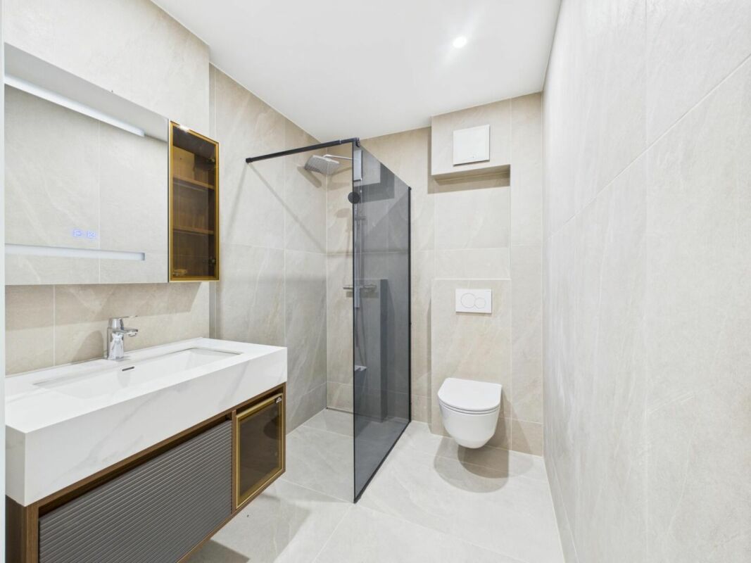 Modernes Badezimmer mit Dusche und WC