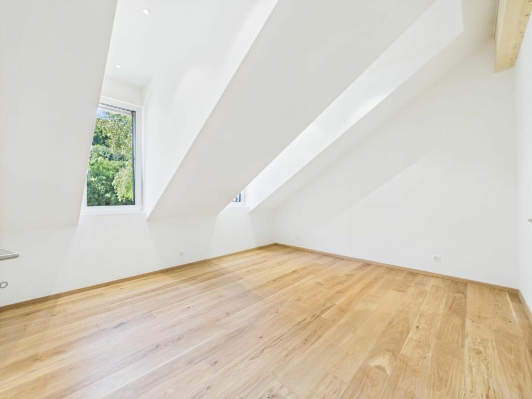 Helles Dachgeschosszimmer mit Holzboden
