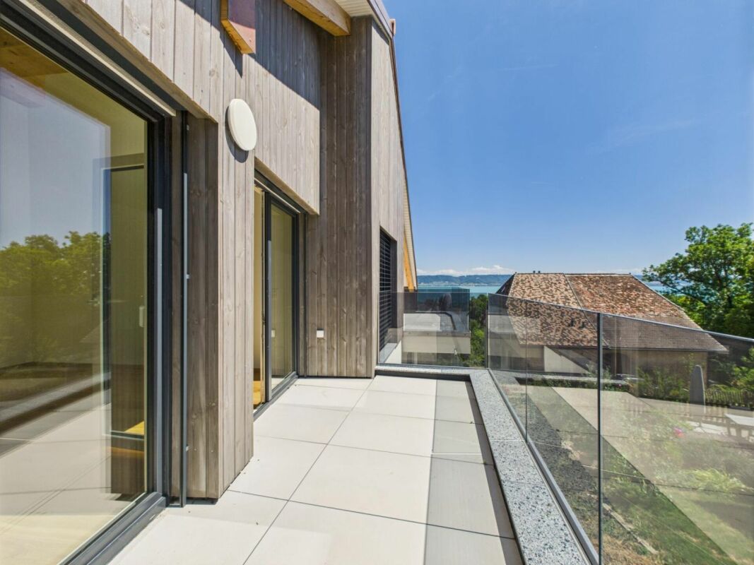 Moderne Terrasse mit Wasserblick