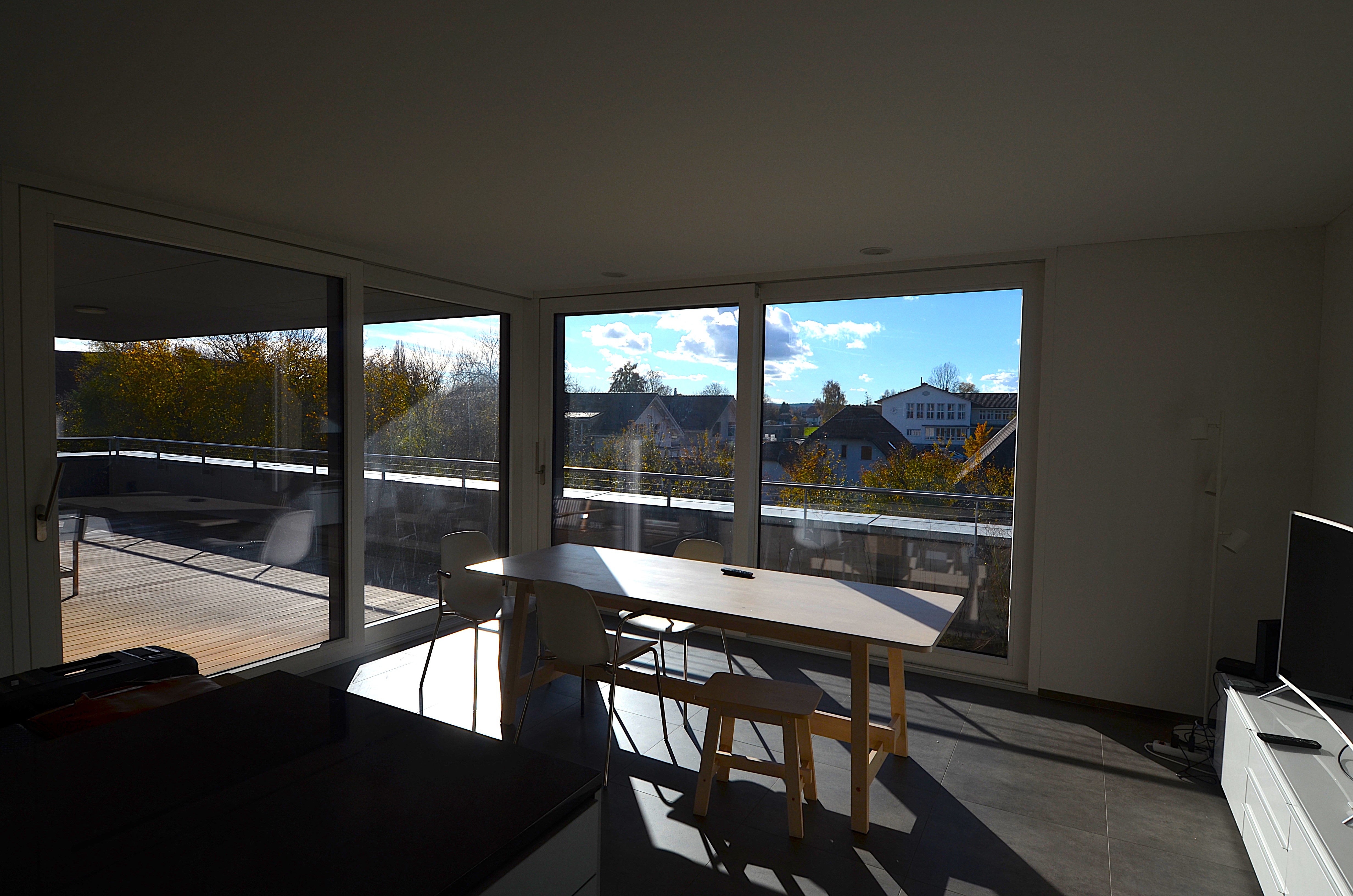 Heller Wohn-Essbereich mit großer Glasfront und Terrasse
