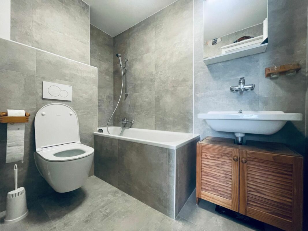 Modernes Badezimmer mit Badewanne, WC und Waschtisch