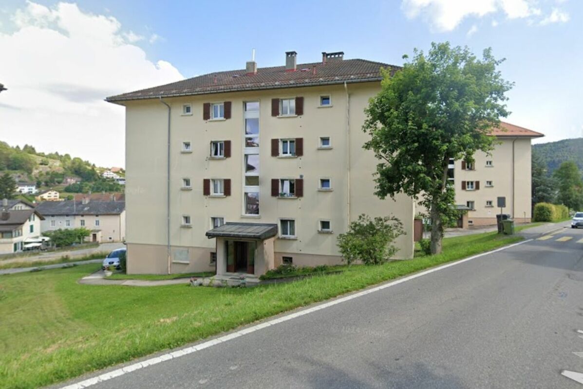 Wohnhaus außen in Hanglage