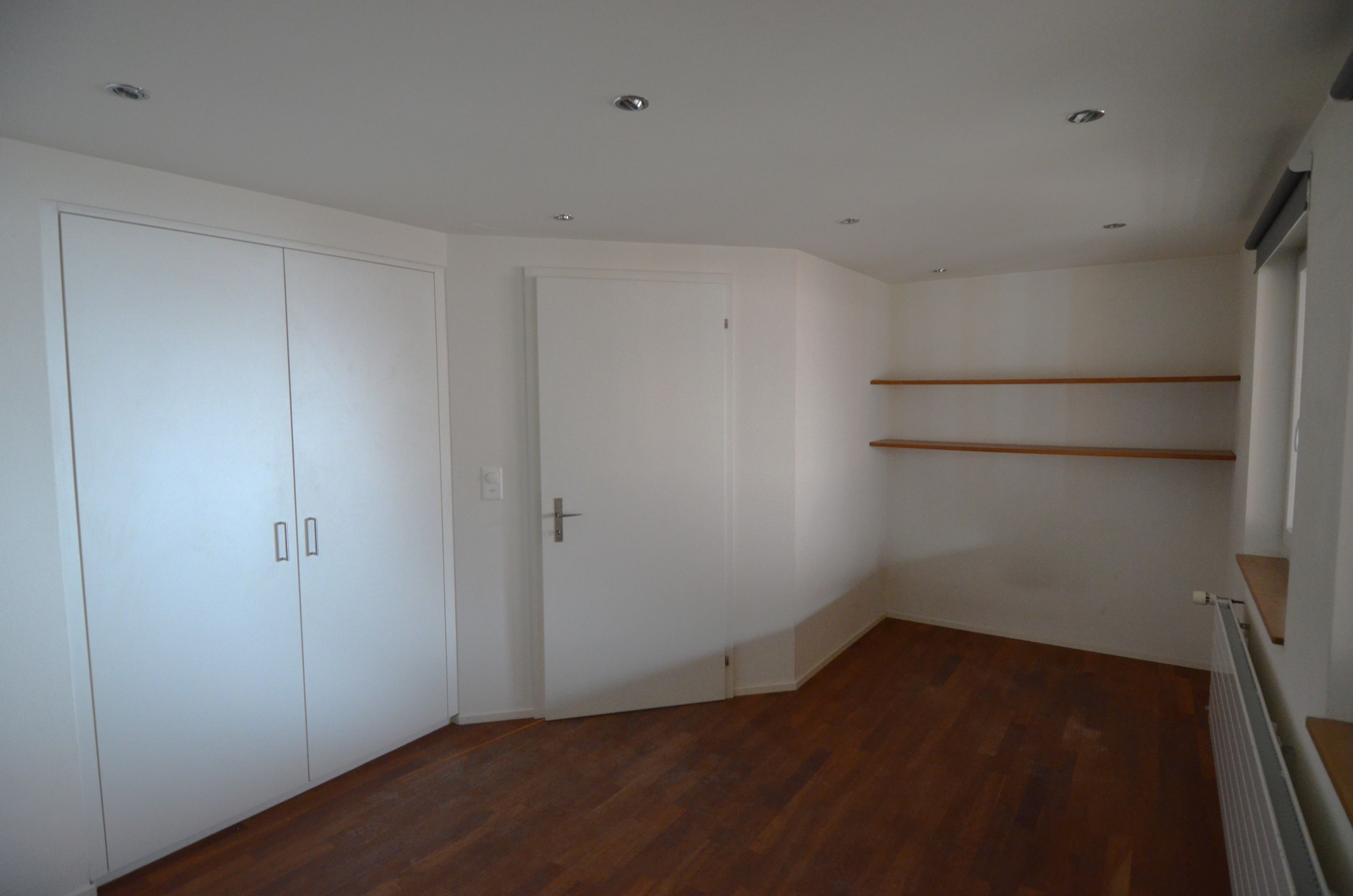 Helles Schlafzimmer oder Ankleidezimmer mit Einbauschrank